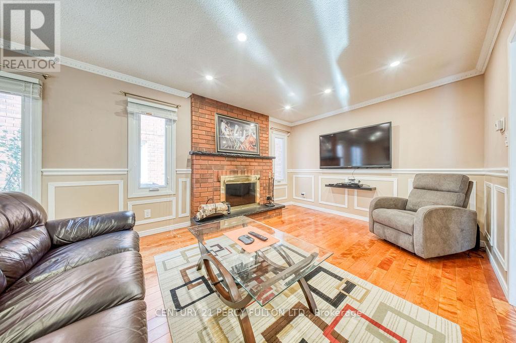 43 Windmill Boulevard, Brampton, Ontario  L6Y 3E9 - Photo 7 - W12592480