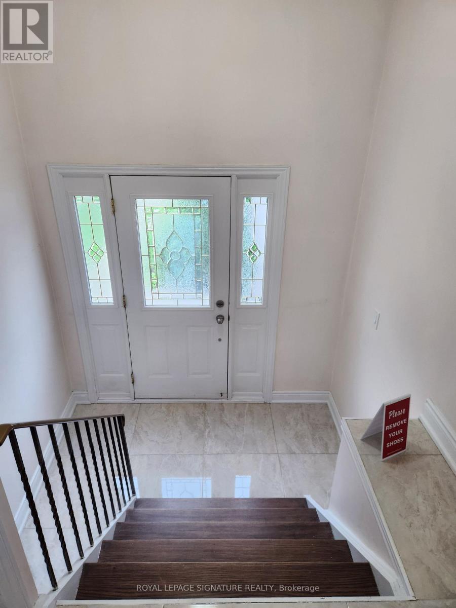 3334 Tallmast Crescent, Mississauga, Ontario  L5L 1H5 - Photo 3 - W12592516