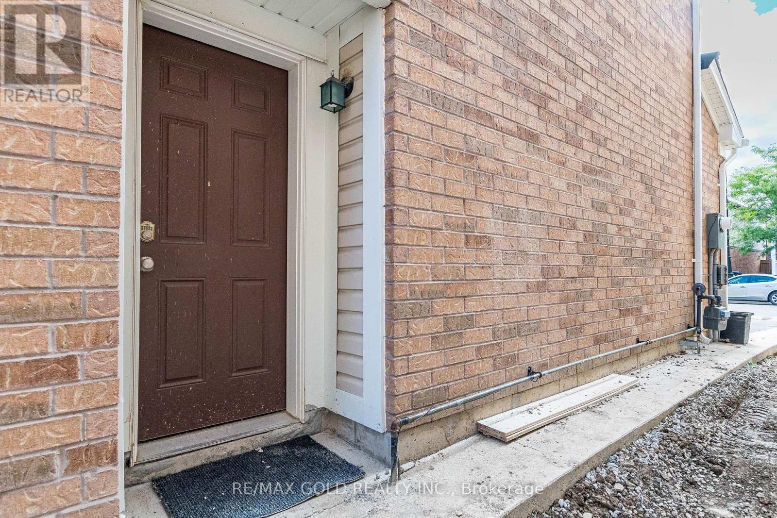 102 Leadenhall Road, Brampton, Ontario  L7A 4G9 - Photo 2 - W12592442