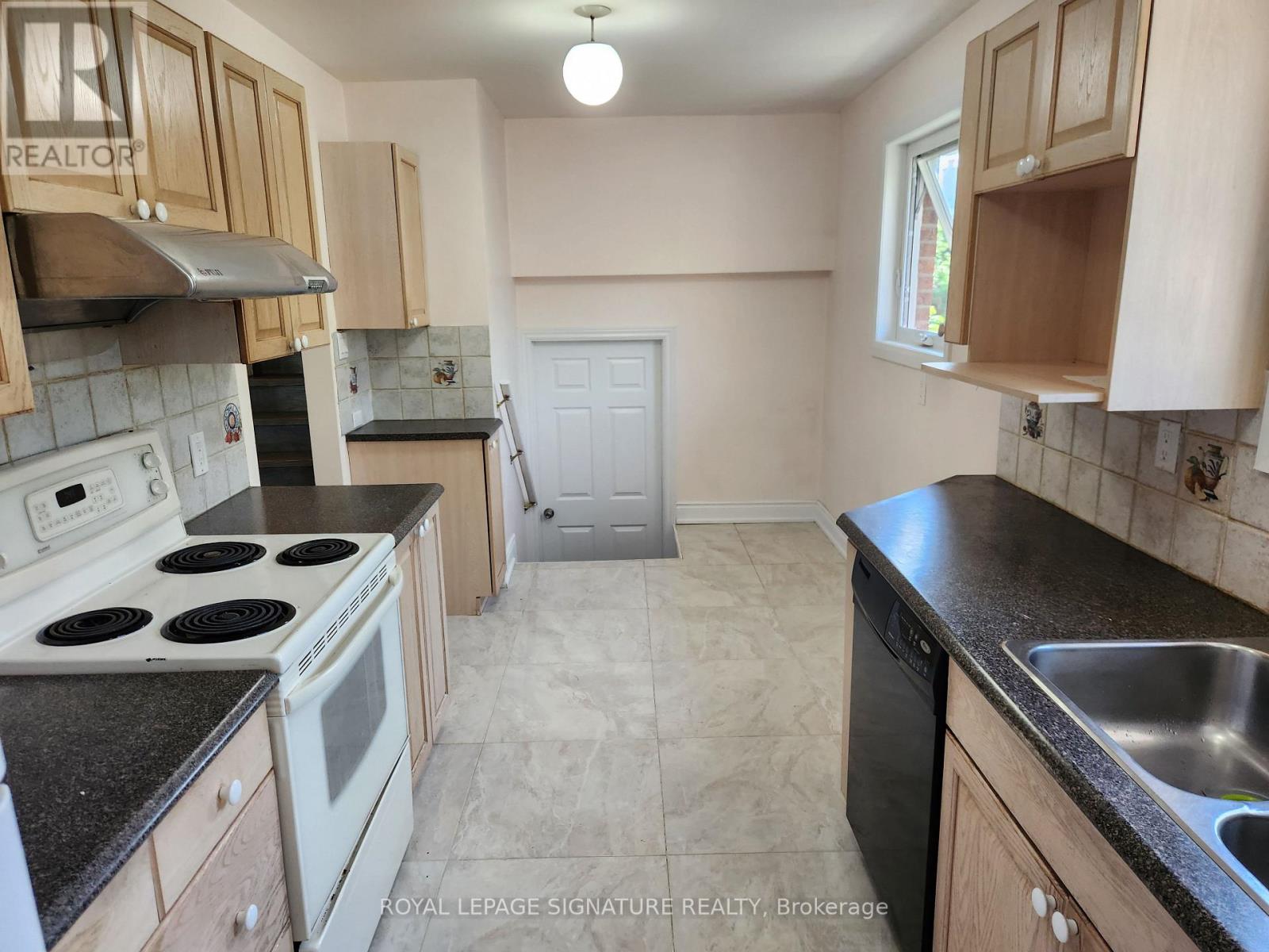 3334 Tallmast Crescent, Mississauga, Ontario  L5L 1H5 - Photo 4 - W12592516