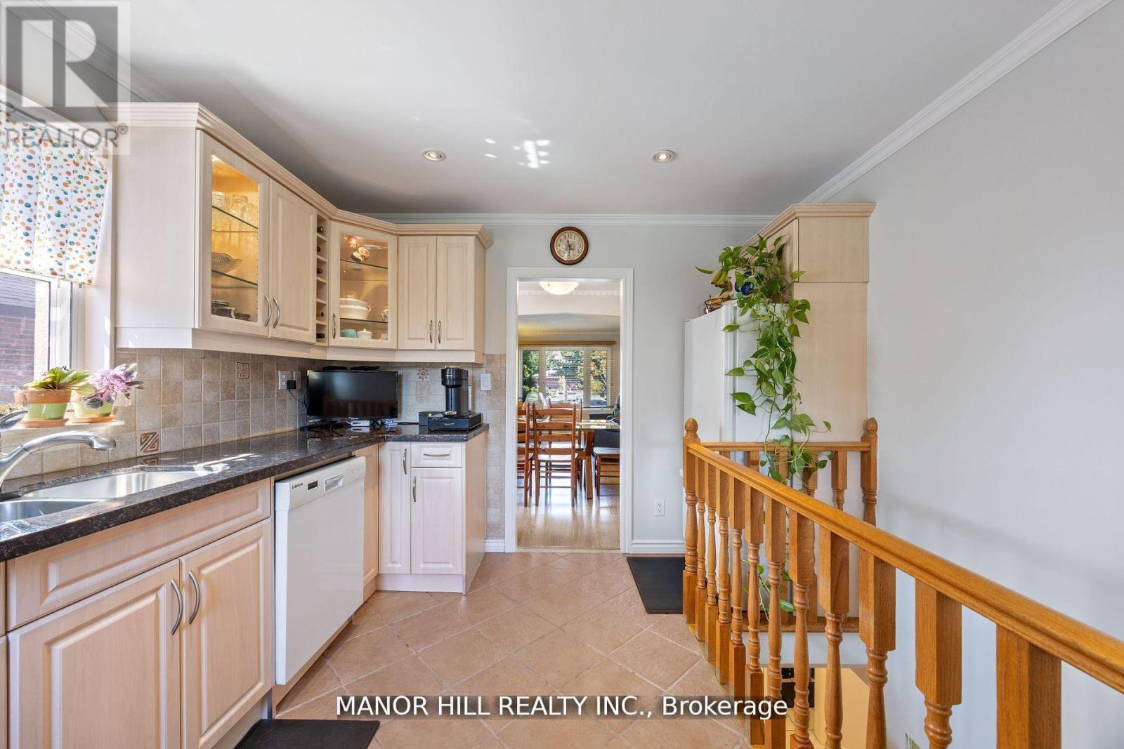 31 Chartwell Road, Toronto, Ontario  M8Z 4E9 - Photo 11 - W12592580