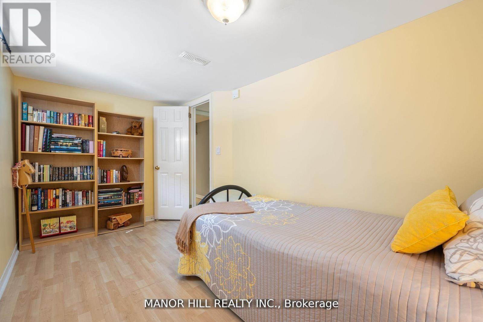 31 Chartwell Road, Toronto, Ontario  M8Z 4E9 - Photo 16 - W12592580