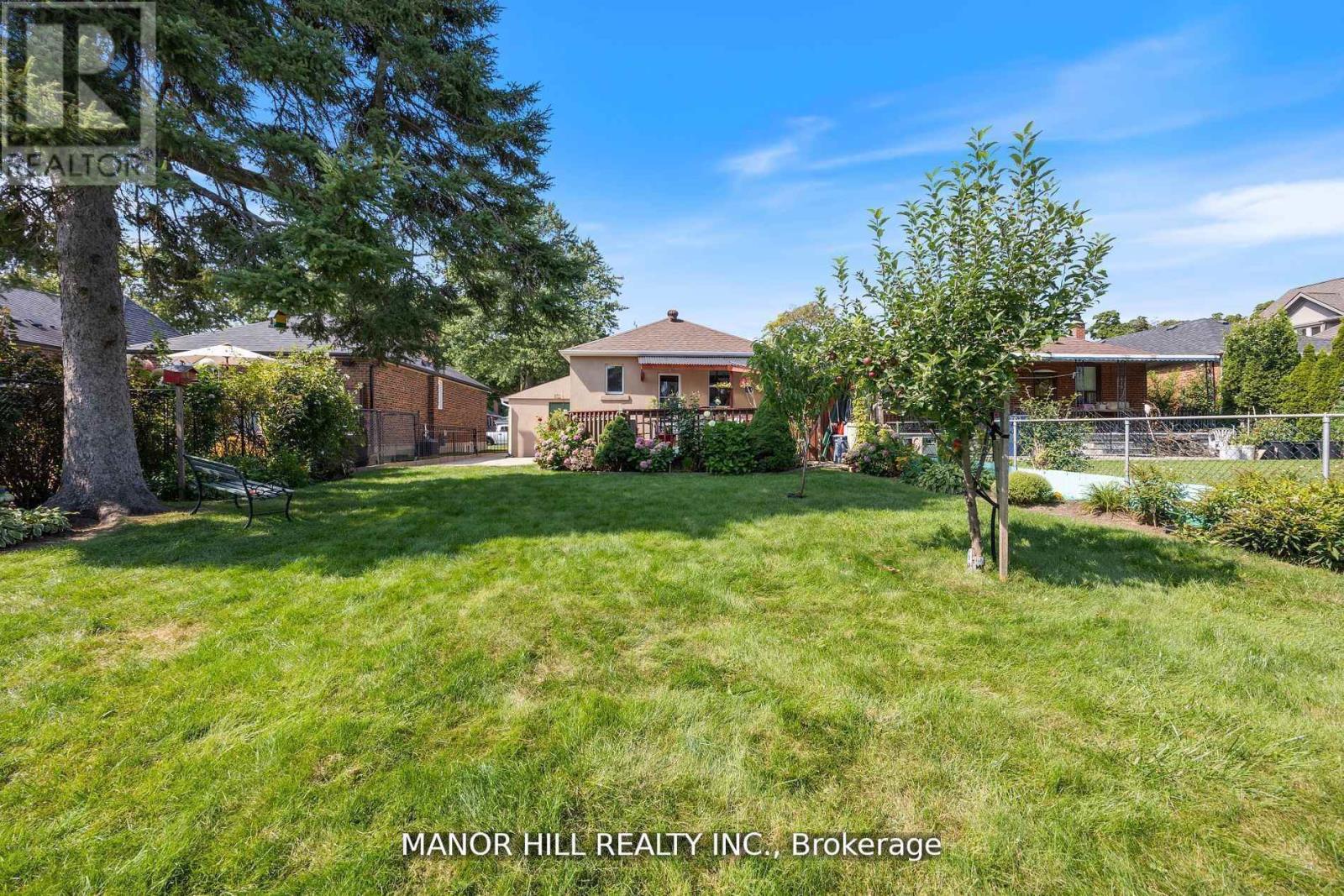 31 Chartwell Road, Toronto, Ontario  M8Z 4E9 - Photo 4 - W12592580