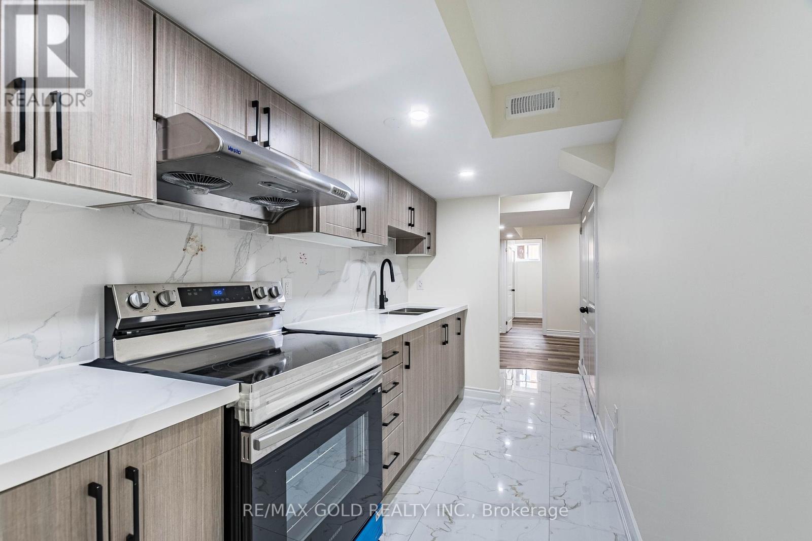 102 Leadenhall Road, Brampton, Ontario  L7A 4G9 - Photo 8 - W12592442