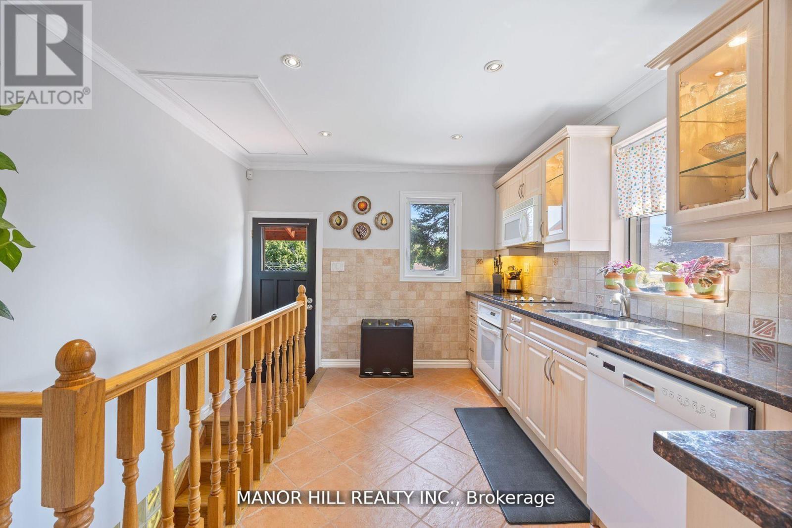 31 Chartwell Road, Toronto, Ontario  M8Z 4E9 - Photo 12 - W12592580