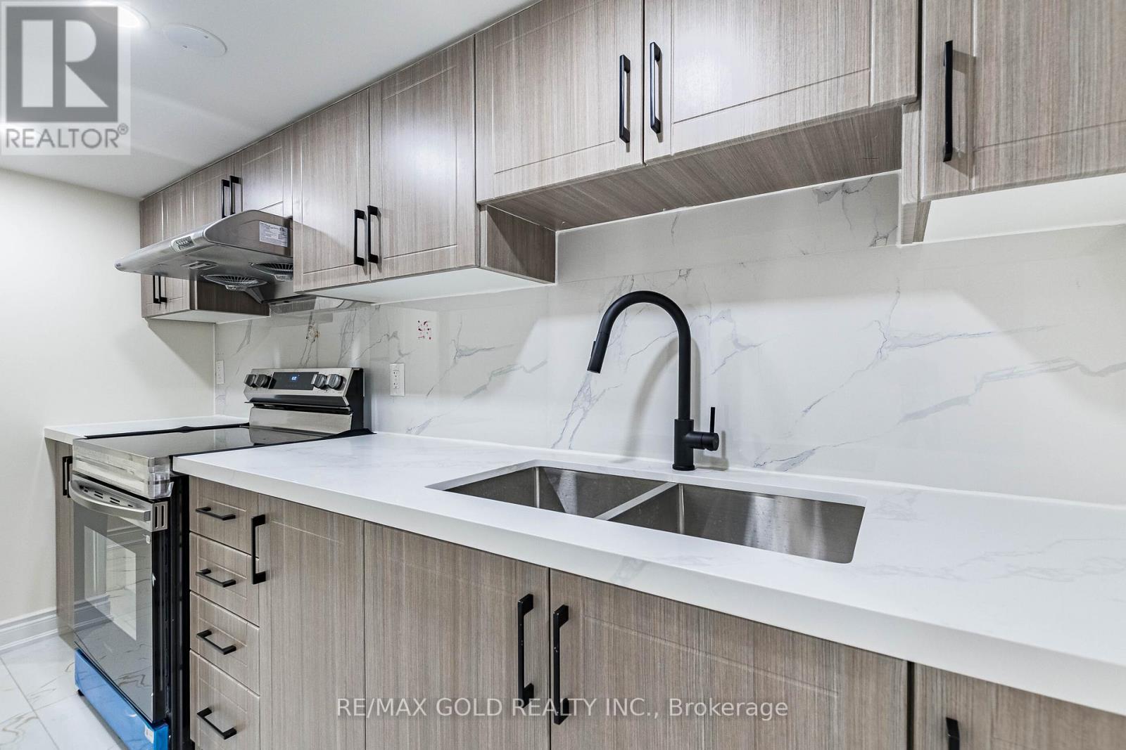 102 Leadenhall Road, Brampton, Ontario  L7A 4G9 - Photo 9 - W12592442