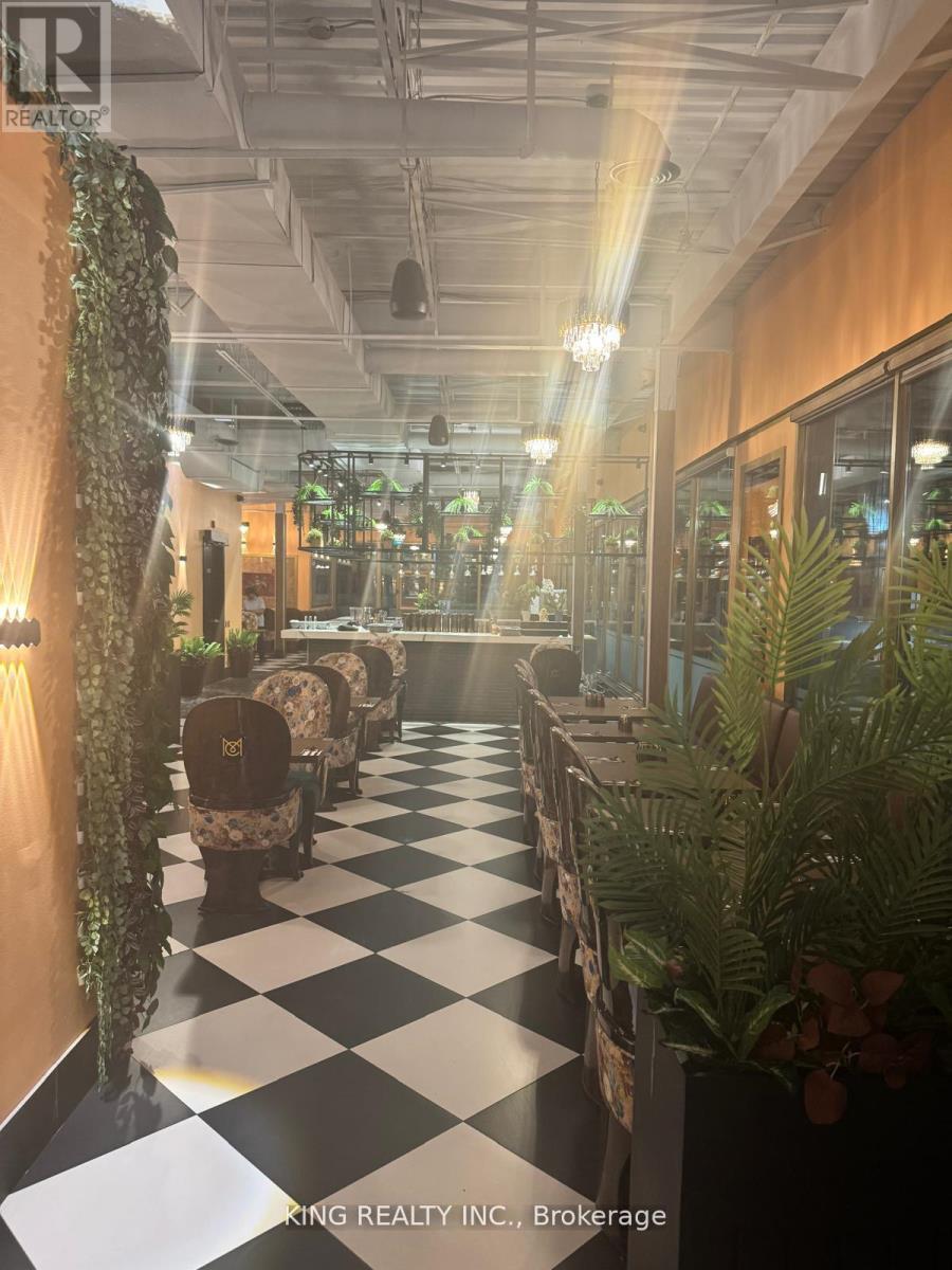 R170 - 2 County Crt Boulevard, Brampton, Ontario L6W 3W8 - Photo 5 - W12592638