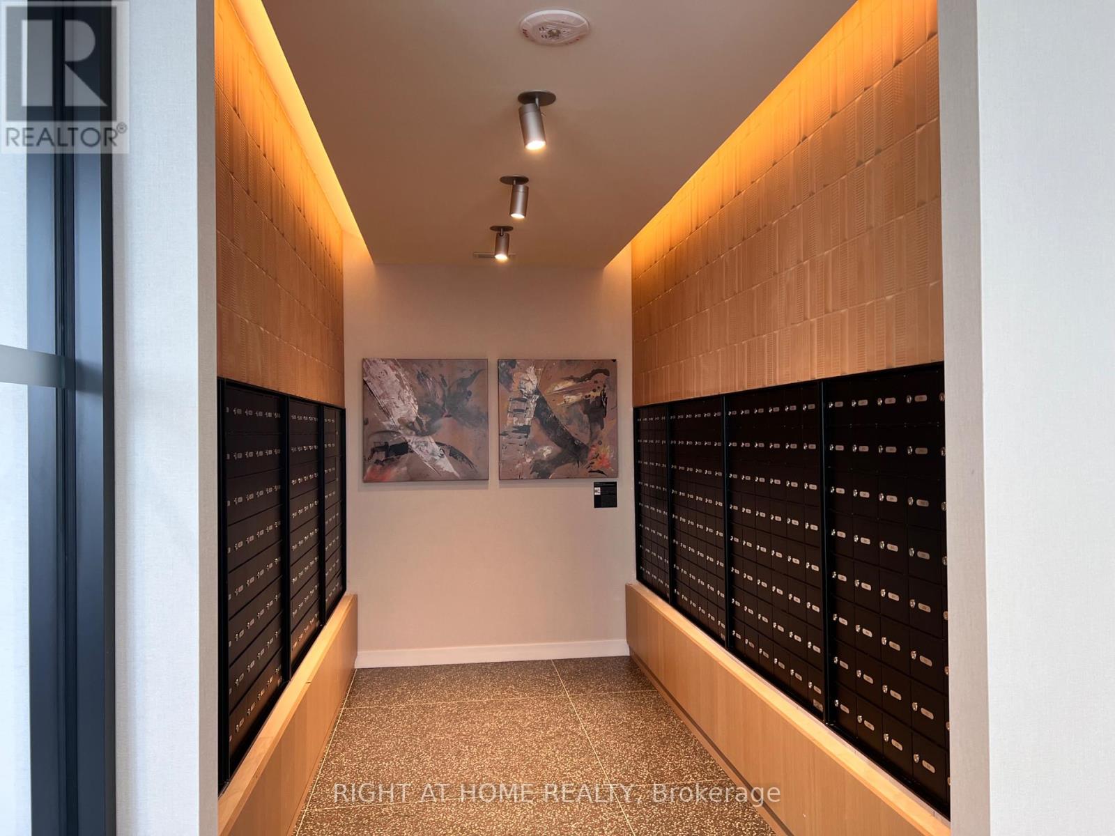 2495 Eglinton Avenue W, Mississauga, Ontario  L5M 2V8 - Photo 2 - W12592694