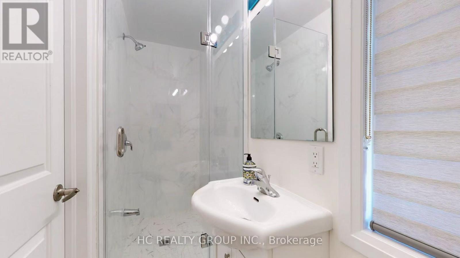 Master Suite - 2123 Royal Gala Circle, Mississauga, Ontario L4Y 0H2 - Photo 9 - W12592708