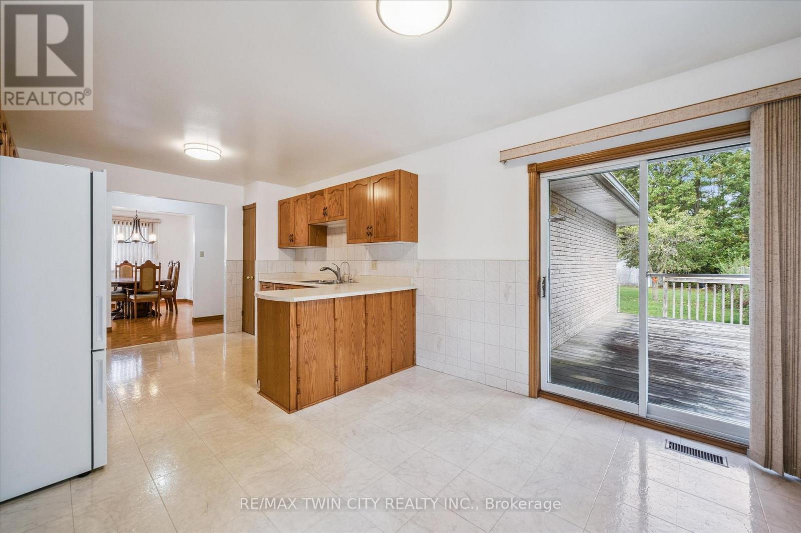 42 Azores Crescent, Cambridge, Ontario N1R 7Z4 - Photo 15 - X12438610