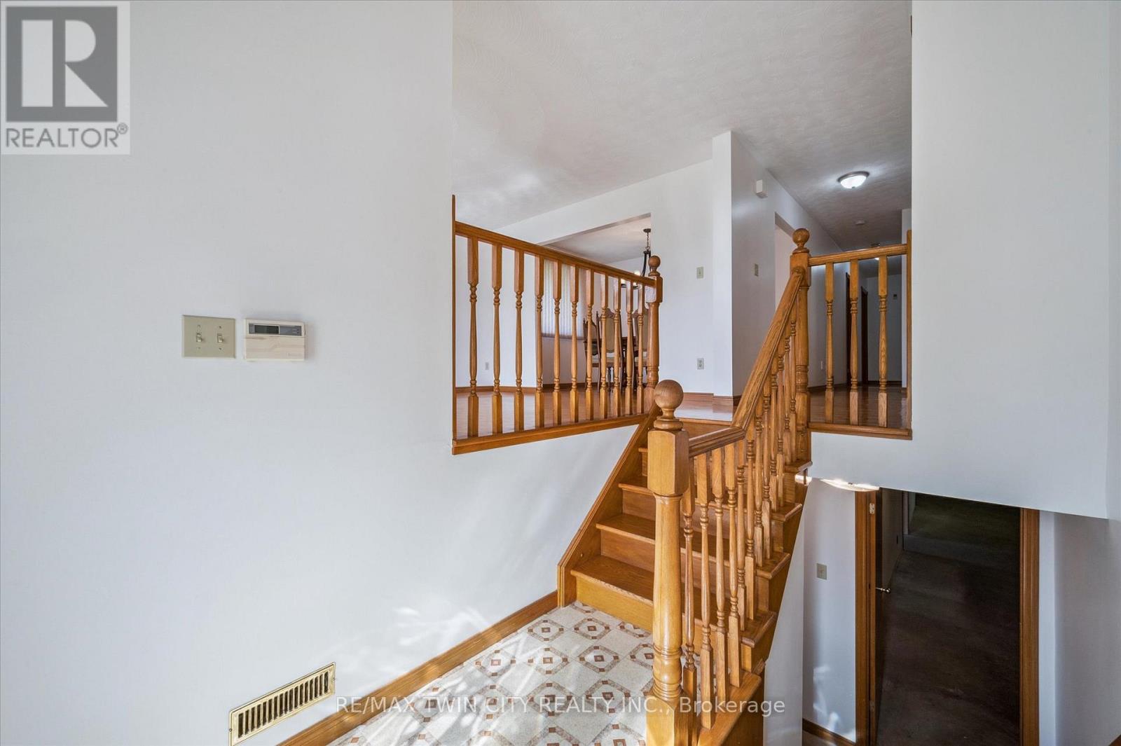 42 Azores Crescent, Cambridge, Ontario N1R 7Z4 - Photo 5 - X12438610