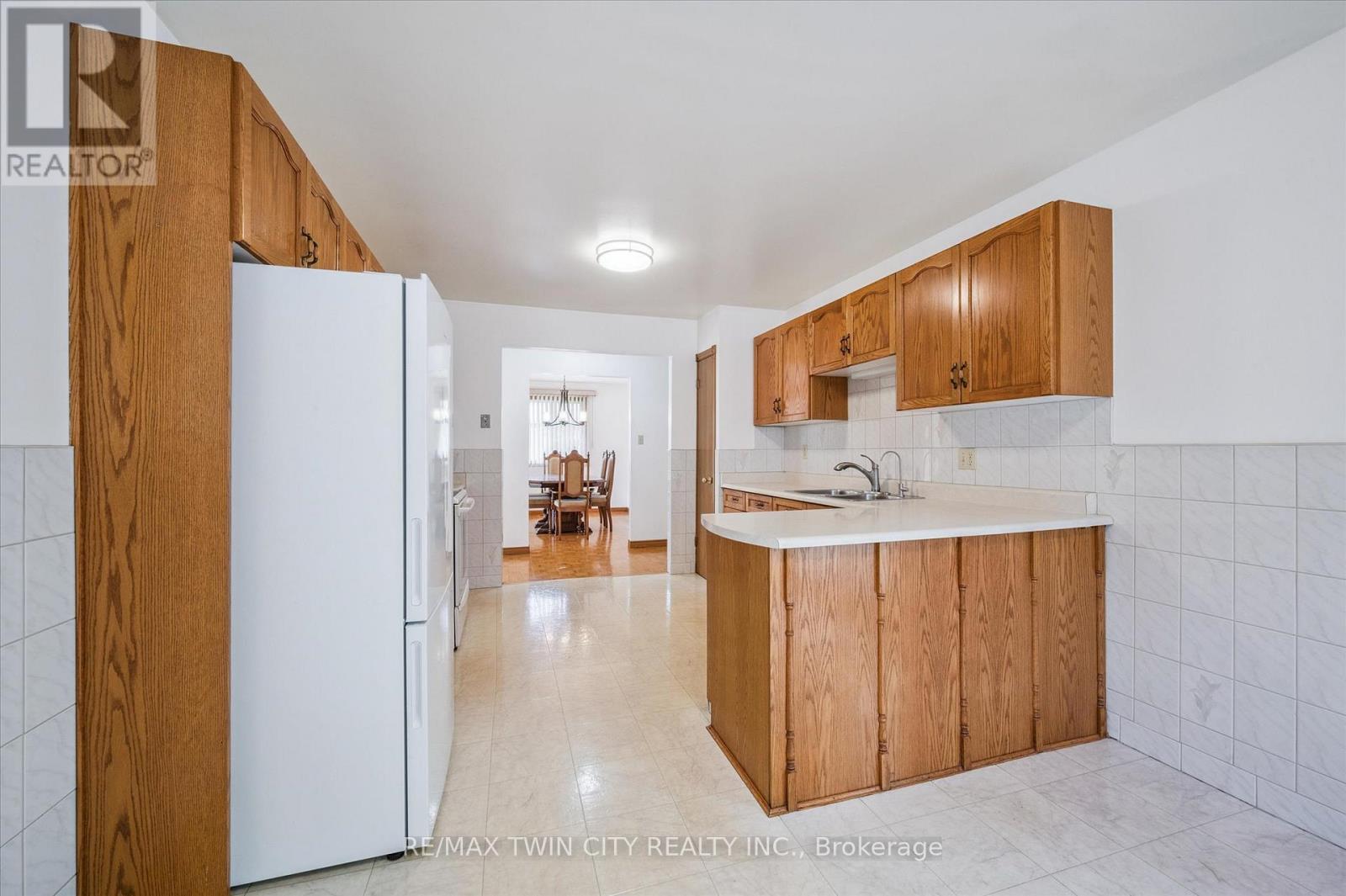 42 Azores Crescent, Cambridge, Ontario N1R 7Z4 - Photo 13 - X12438610