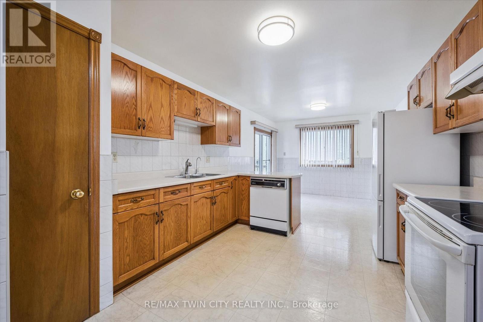 42 Azores Crescent, Cambridge, Ontario N1R 7Z4 - Photo 11 - X12438610