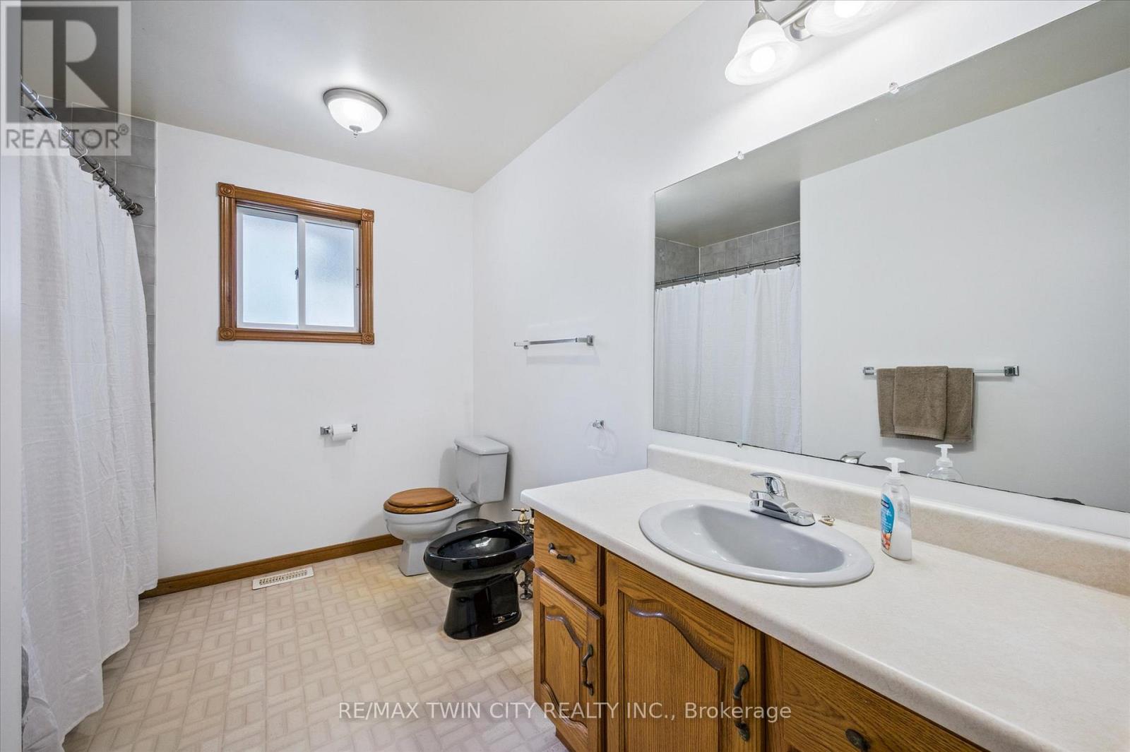 42 Azores Crescent, Cambridge, Ontario N1R 7Z4 - Photo 22 - X12438610