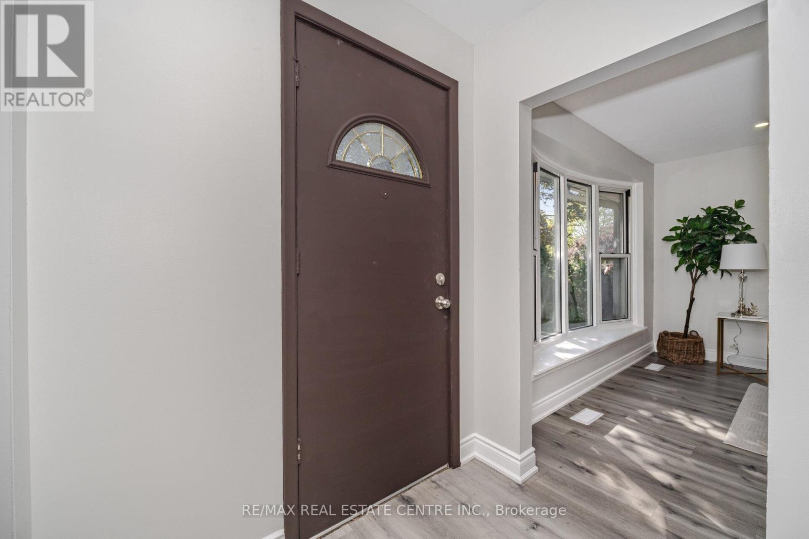 Upper - 34 Windermere Court, Brampton, Ontario  L6X 2L6 - Photo 3 - W12592780