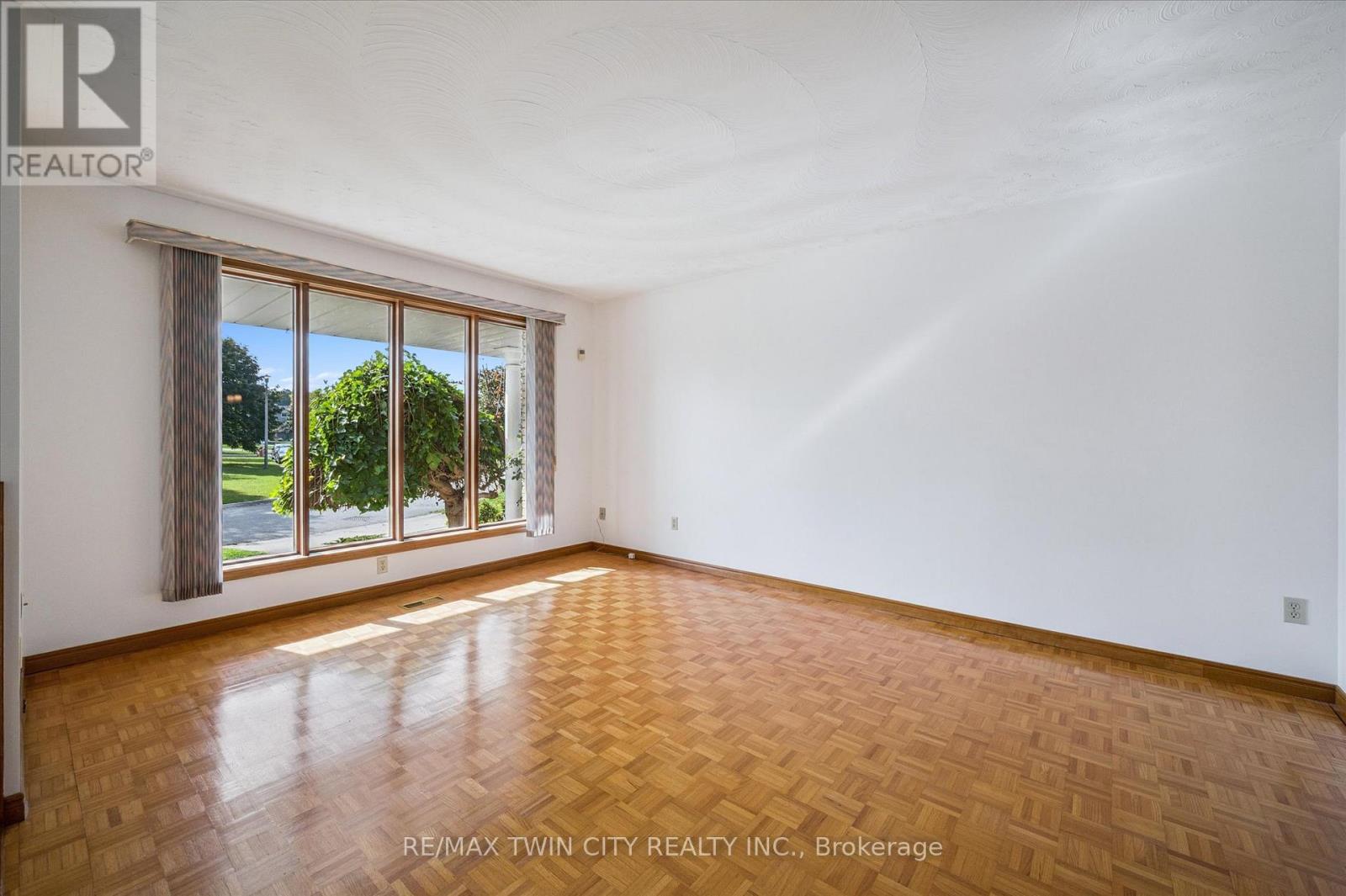 42 Azores Crescent, Cambridge, Ontario N1R 7Z4 - Photo 6 - X12438610