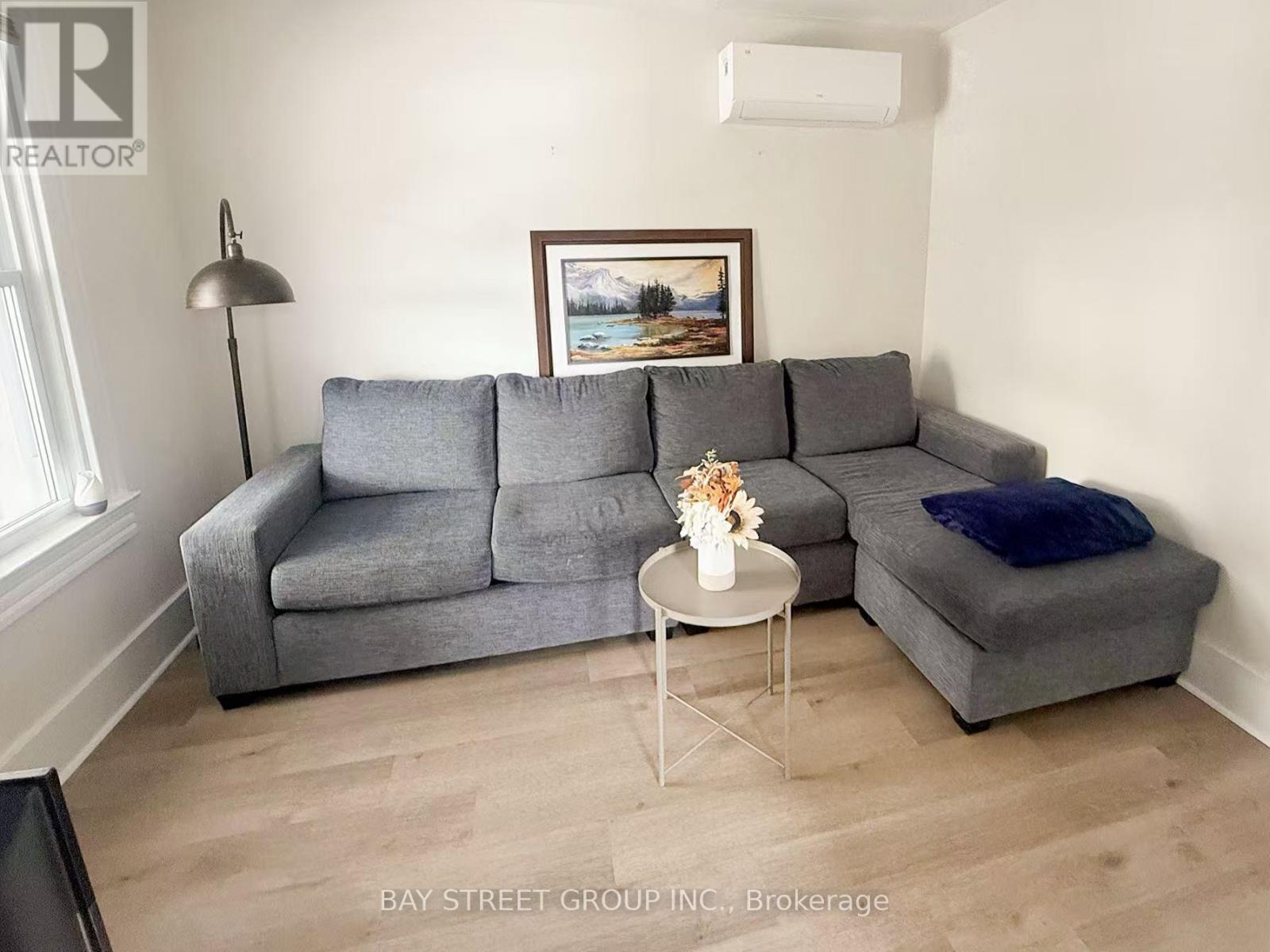 371 Carlton Street, St. Catharines (Carlton/bunting), Ontario  L2M 4W7 - Photo 4 - X12545134