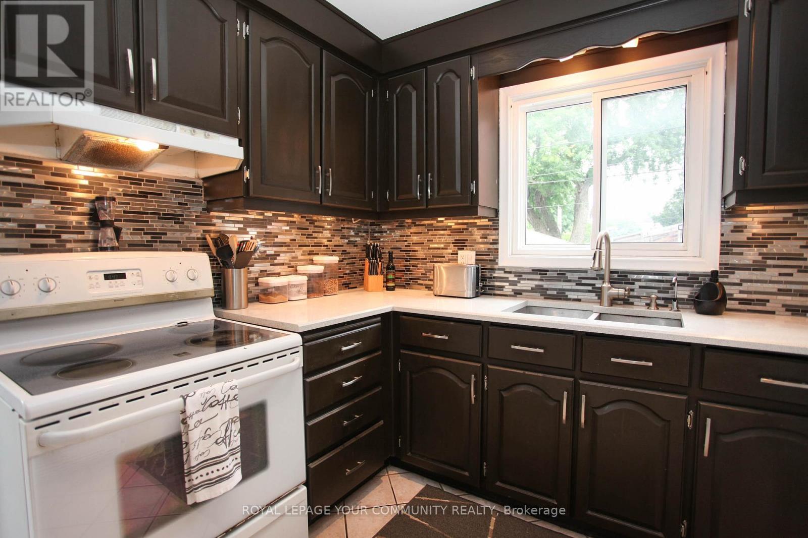 33a Alcan Avenue, Toronto, Ontario  M8W 1V4 - Photo 7 - W12592818