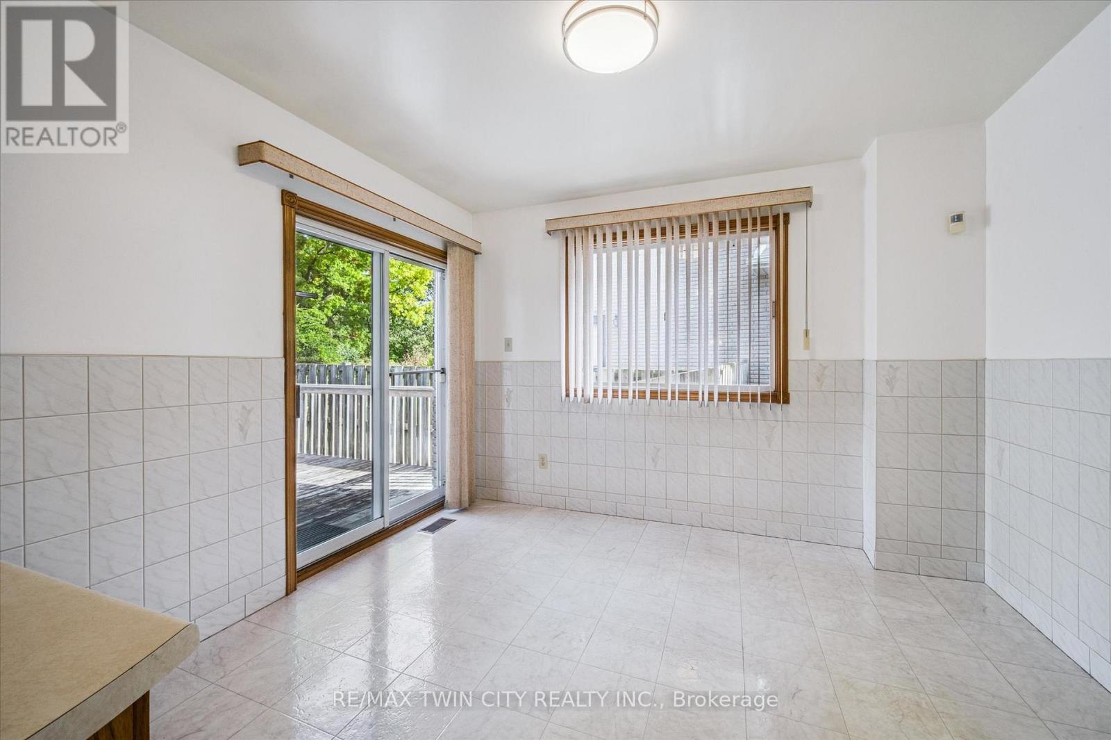 42 Azores Crescent, Cambridge, Ontario N1R 7Z4 - Photo 14 - X12438610