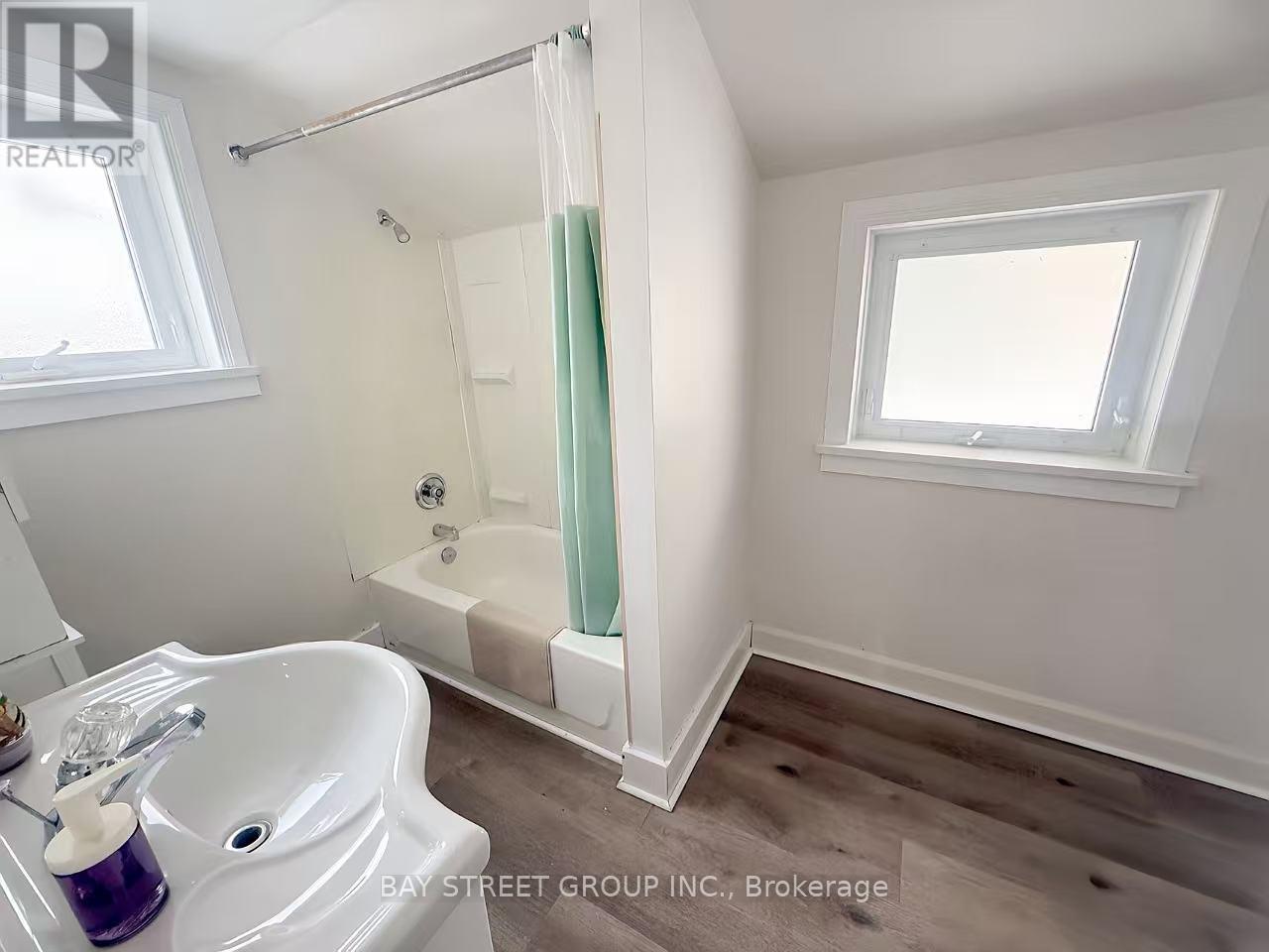 371 Carlton Street, St. Catharines (Carlton/bunting), Ontario  L2M 4W7 - Photo 14 - X12545134