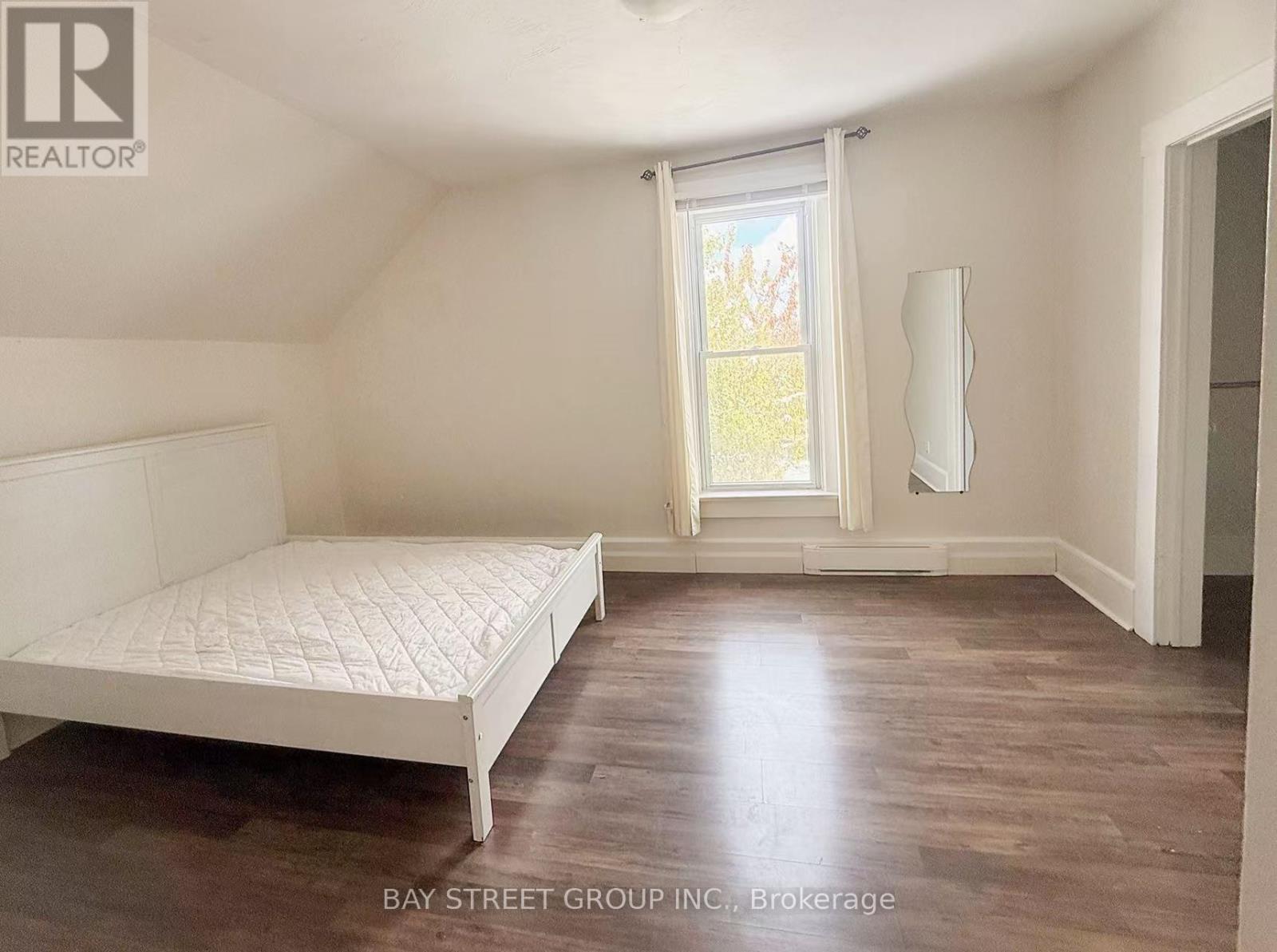 371 Carlton Street, St. Catharines (Carlton/bunting), Ontario  L2M 4W7 - Photo 8 - X12545134