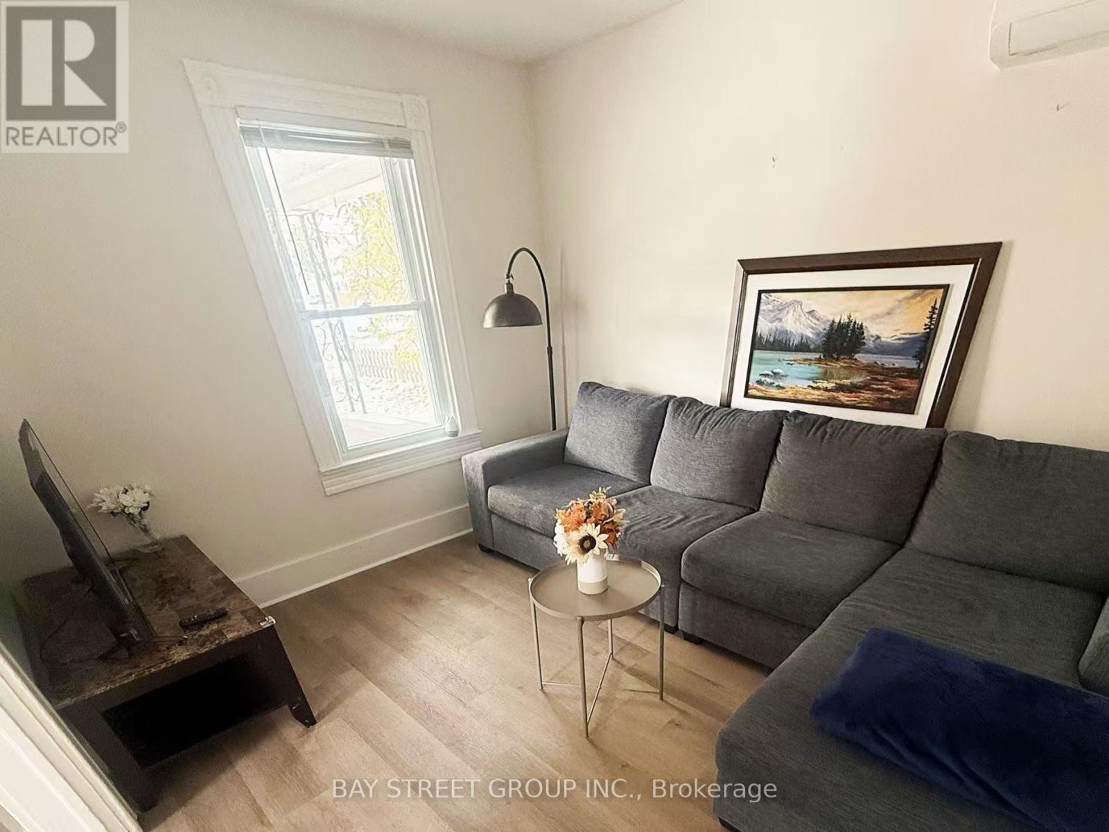 371 Carlton Street, St. Catharines (Carlton/bunting), Ontario  L2M 4W7 - Photo 5 - X12545134