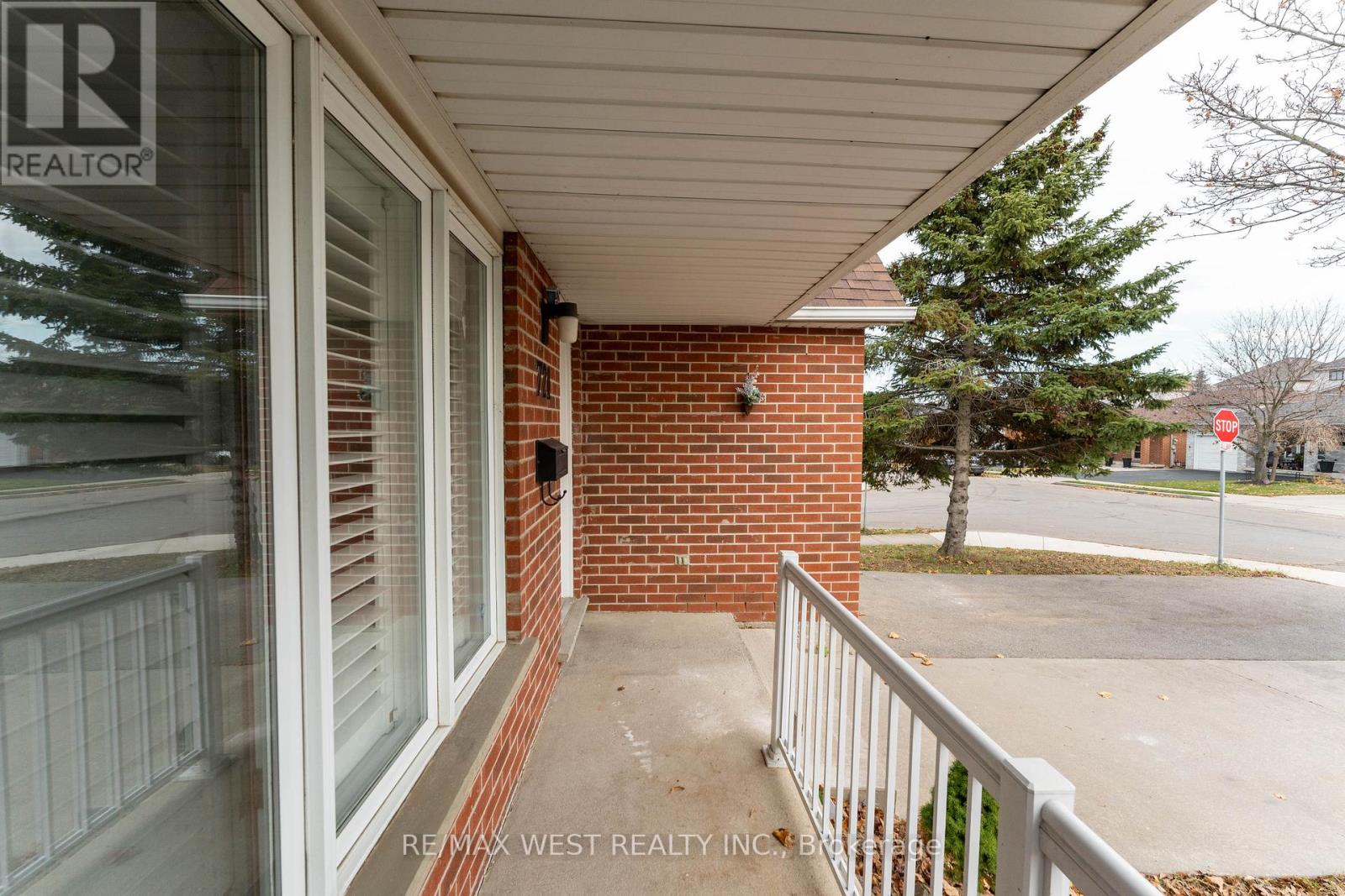 721 Acadia Drive, Hamilton, Ontario L8W 3V2 - Photo 7 - X12591080