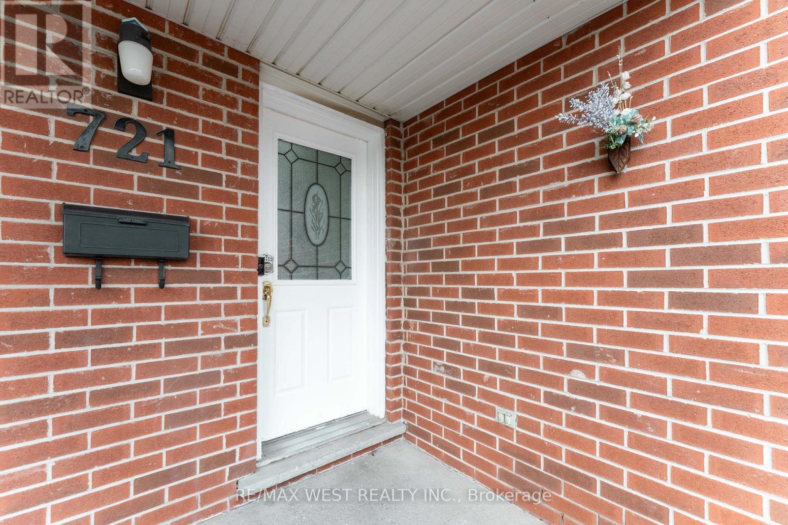 721 Acadia Drive, Hamilton, Ontario L8W 3V2 - Photo 8 - X12591080