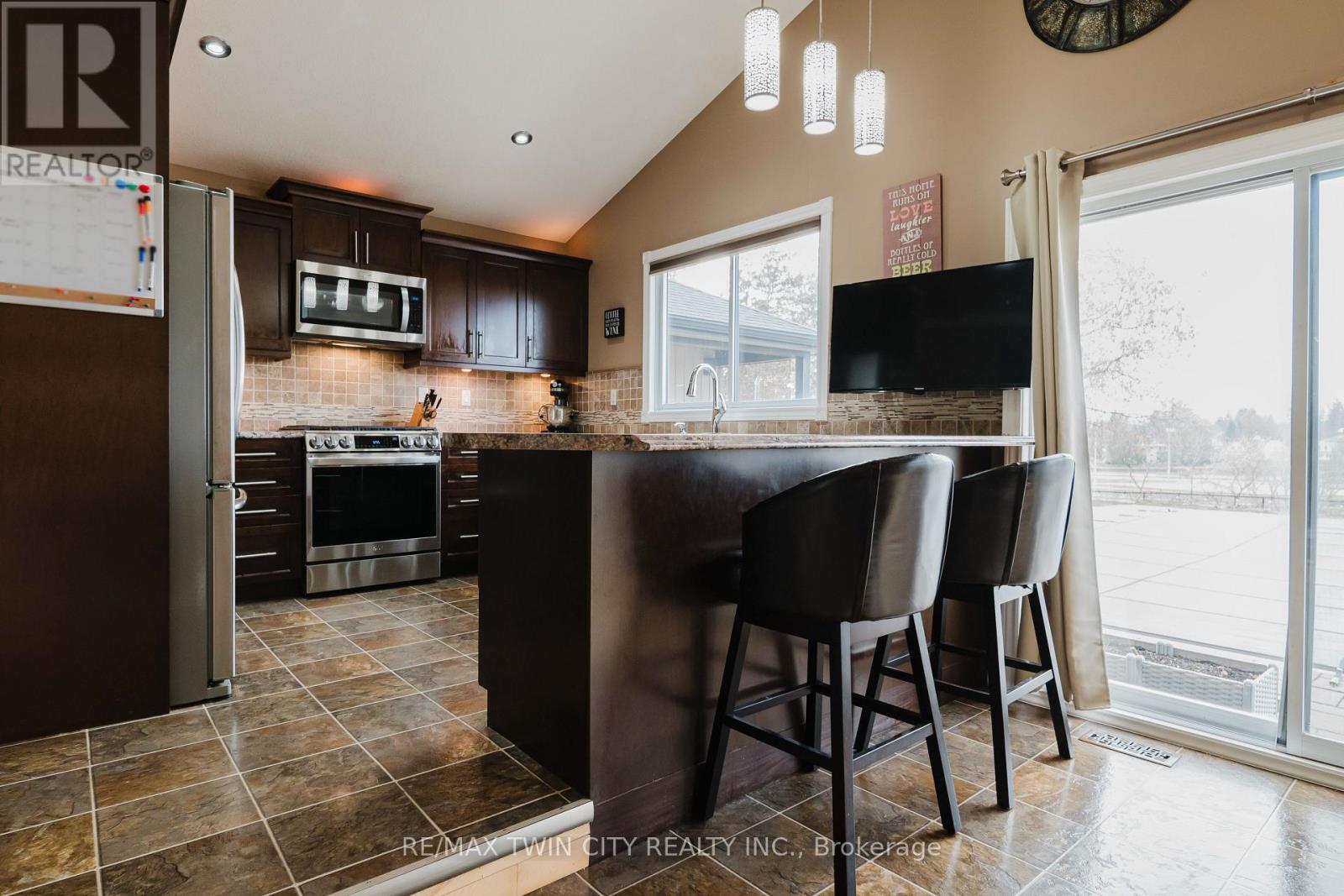 40 Riverside Drive, Wilmot, Ontario N3A 2H6 - Photo 10 - X12592244