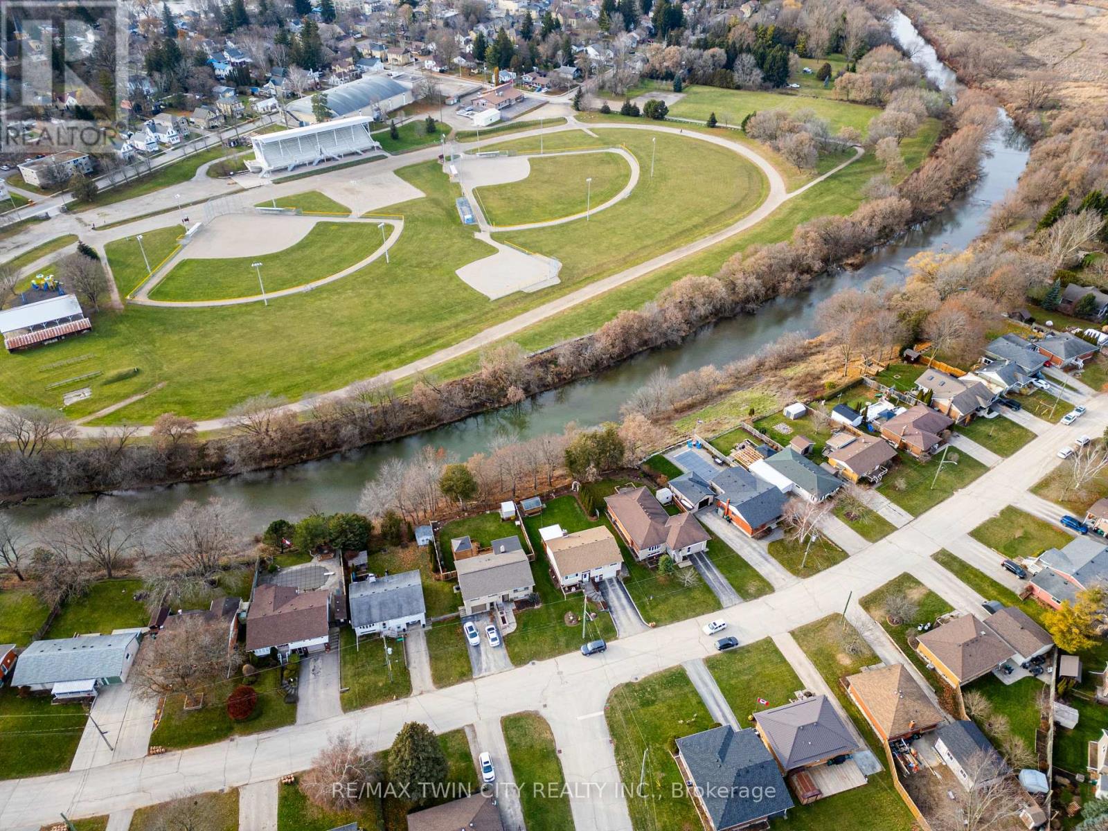 40 Riverside Drive, Wilmot, Ontario N3A 2H6 - Photo 5 - X12592244