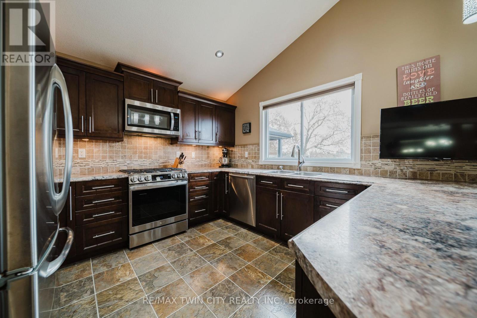 40 Riverside Drive, Wilmot, Ontario N3A 2H6 - Photo 11 - X12592244