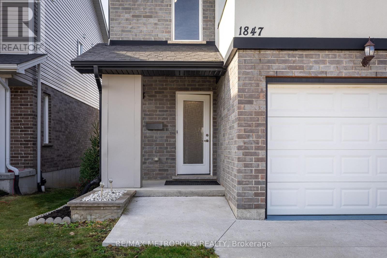 Photo 3 of 34 for 1847 Foxridge Crescent