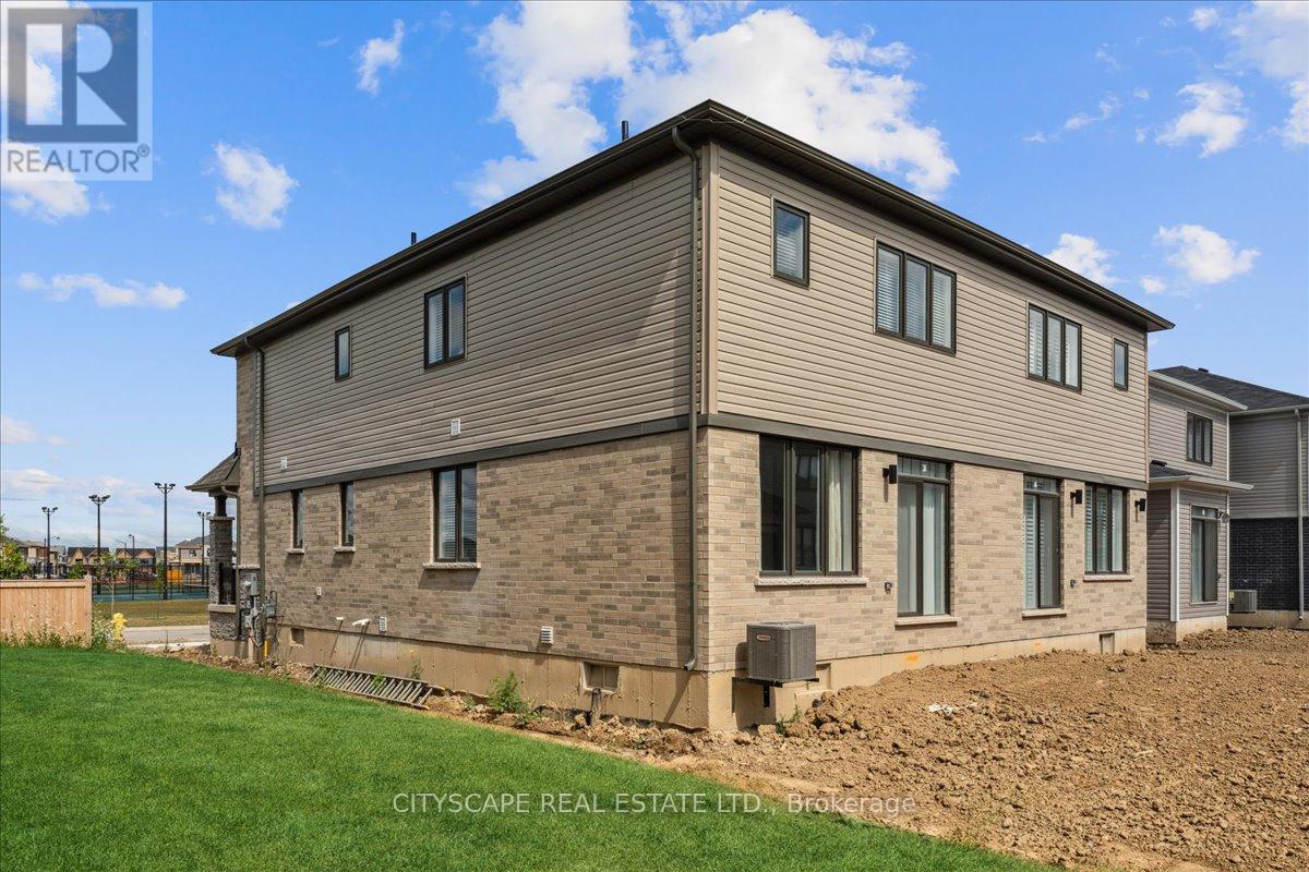 50 Whithorn Crescent, Haldimand, Ontario N3W 0E5 - Photo 33 - X12592622