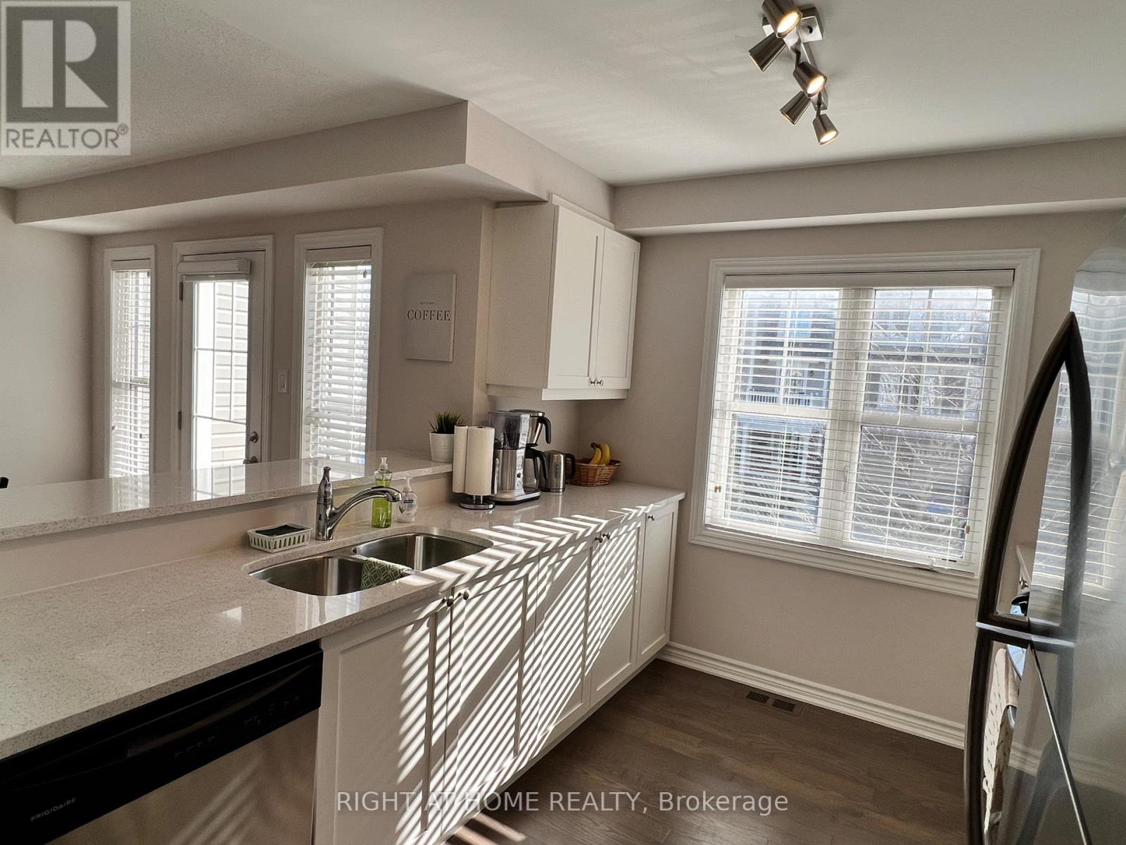 590 Foxlight Circle, Ottawa, Ontario  K2M 0L9 - Photo 3 - X12592756