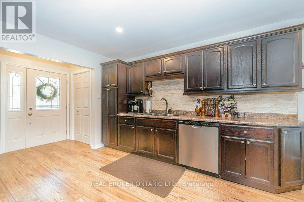 Upper - 60 Sandsprings Crescent, Kitchener, Ontario N2E 2A6 - Photo 8 - X12592762