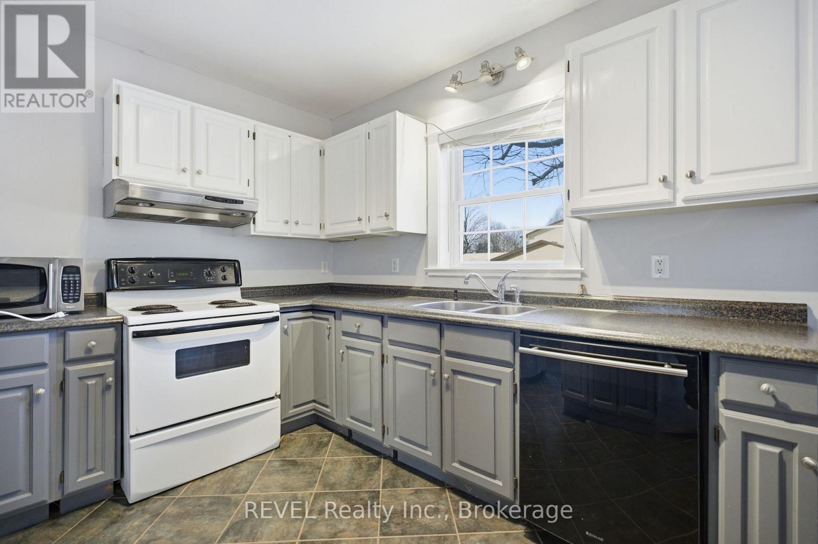 1176 Haist Street, Pelham, Ontario L3E 0H5 - Photo 10 - X12592862