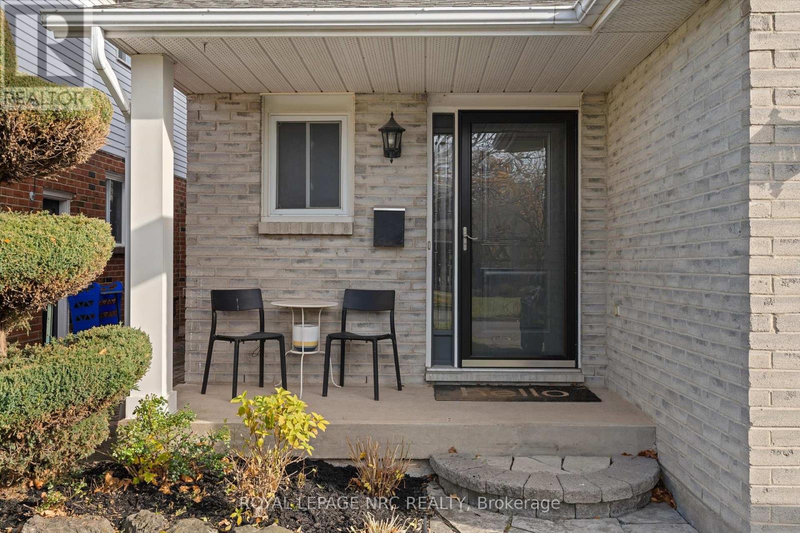 15 Commerford Street, Thorold, Ontario L2V 4P5 - Photo 3 - X12592902