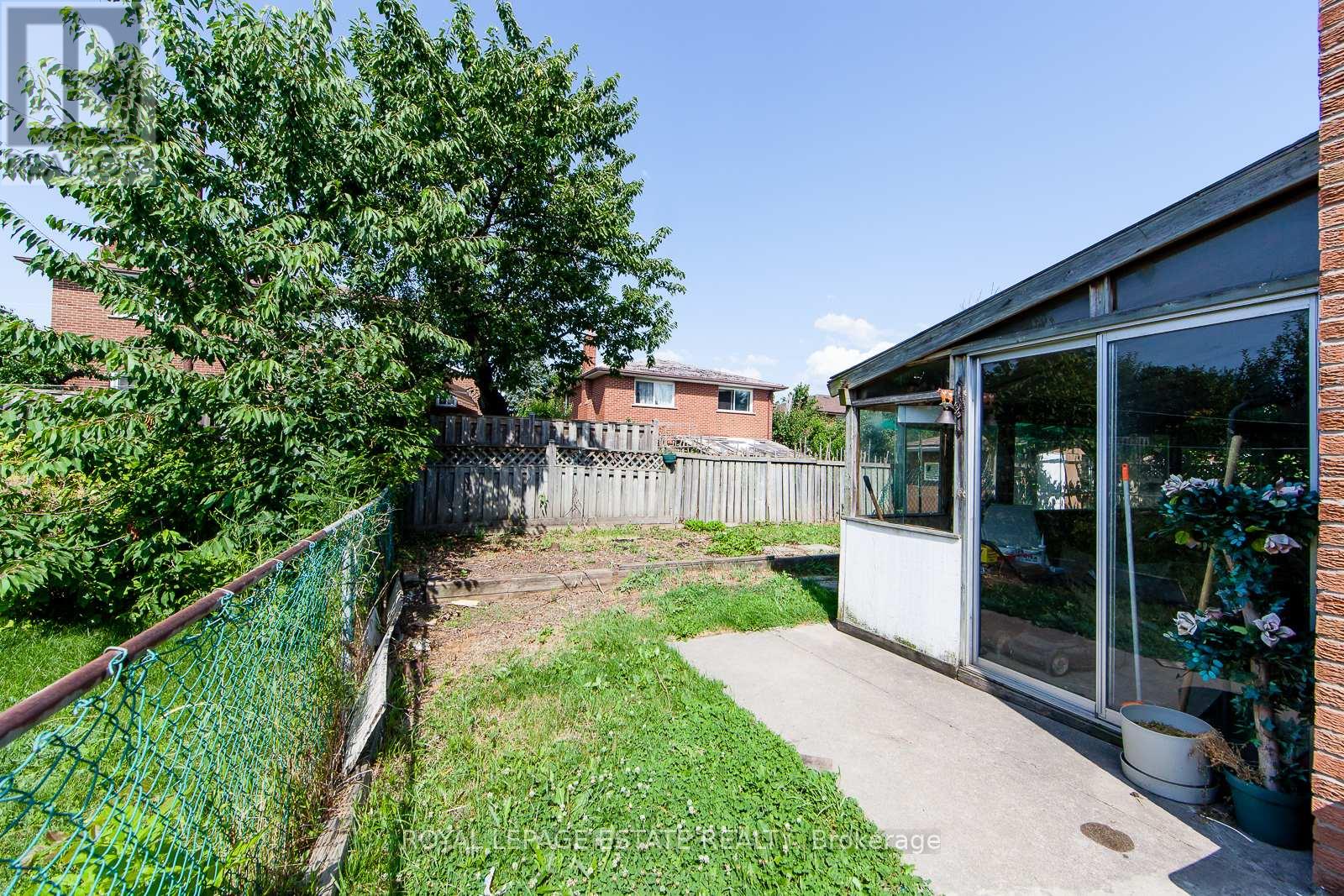 4129 Brandon Gate Drive, Mississauga, Ontario  L4T 3P3 - Photo 10 - W12592836