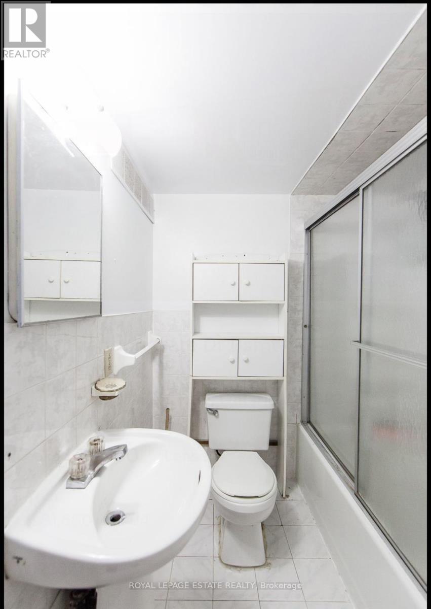 4129 Brandon Gate Drive, Mississauga, Ontario  L4T 3P3 - Photo 6 - W12592836