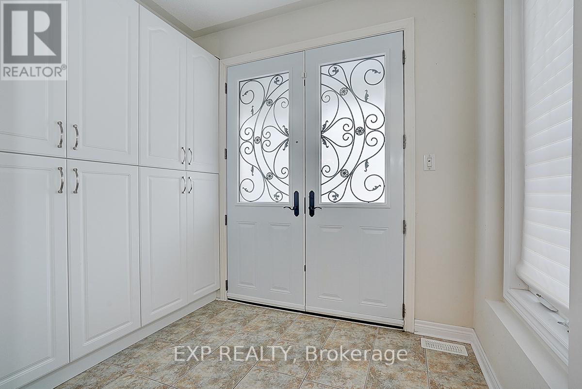 47 Foshan Avenue, Markham, Ontario  L6C 0B2 - Photo 4 - N12592858