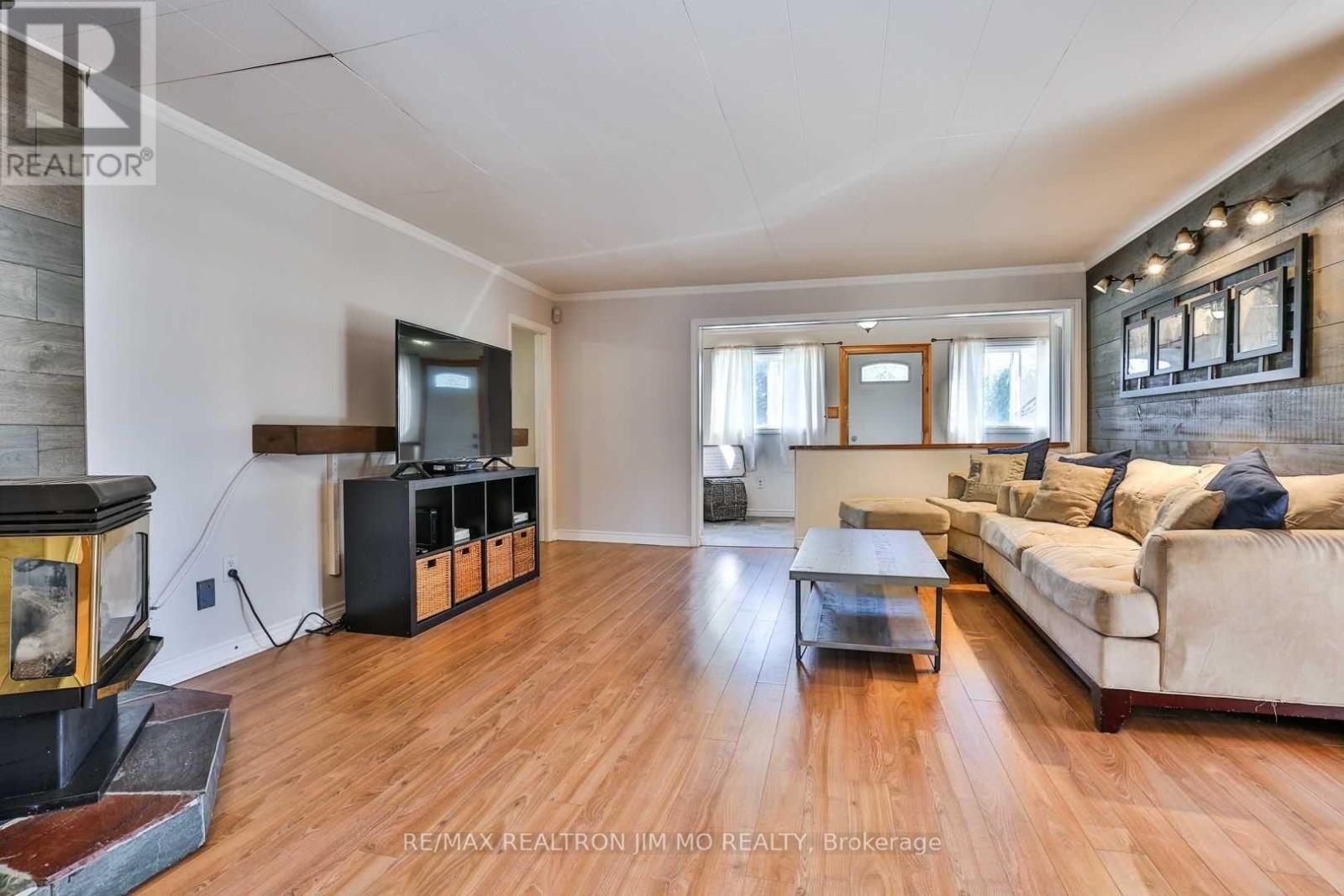 366 Irene Drive, Georgina, Ontario L4P 3B2 - Photo 10 - N12592896