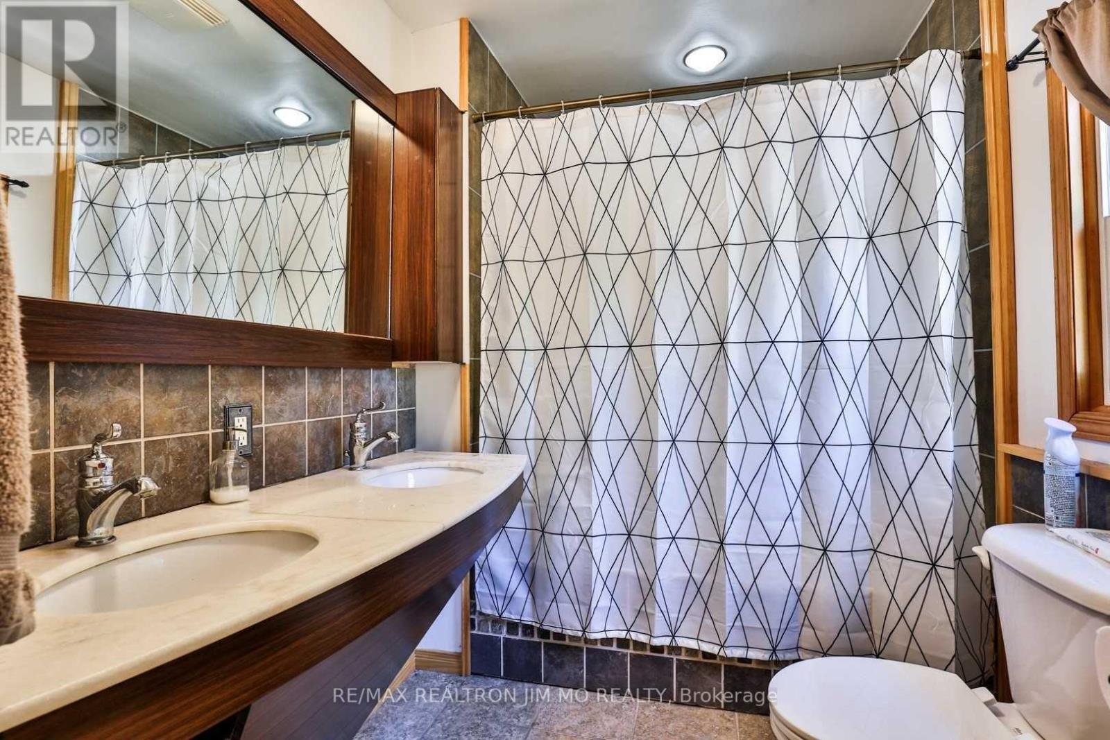 366 Irene Drive, Georgina, Ontario L4P 3B2 - Photo 17 - N12592896