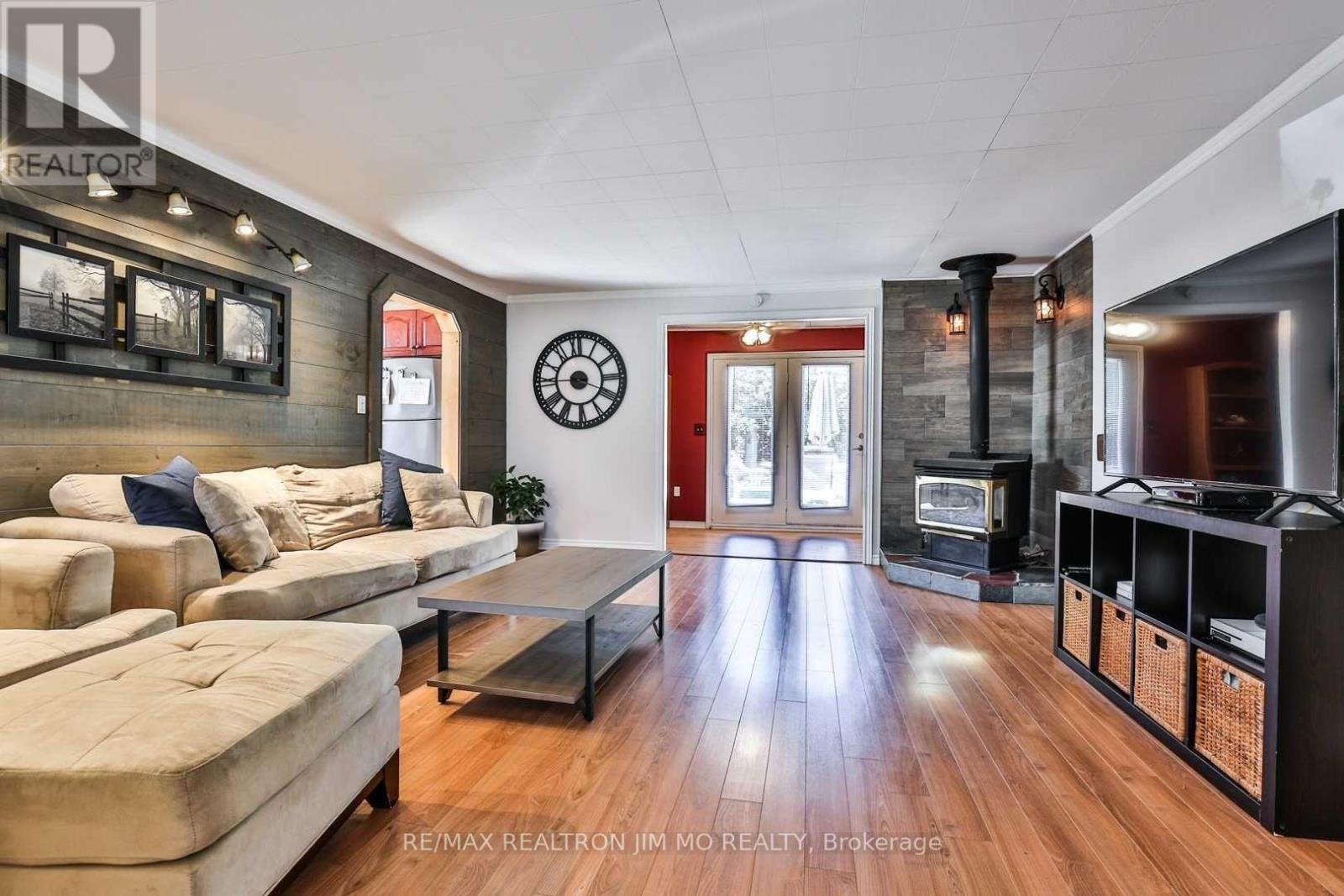 366 Irene Drive, Georgina, Ontario L4P 3B2 - Photo 7 - N12592896