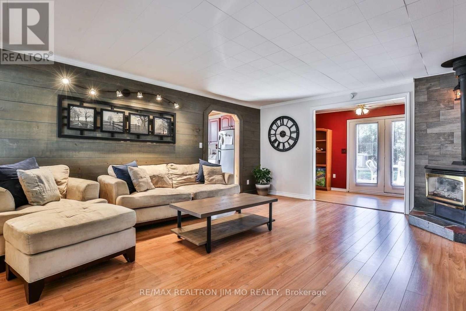 366 Irene Drive, Georgina, Ontario L4P 3B2 - Photo 8 - N12592896