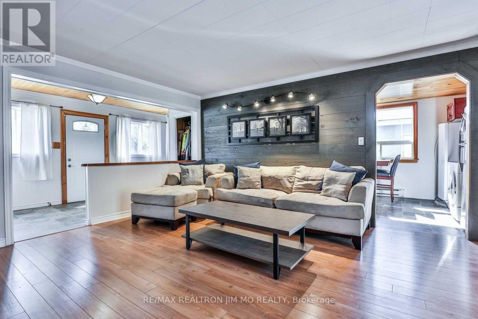 366 Irene Drive, Georgina, Ontario L4P 3B2 - Photo 9 - N12592896