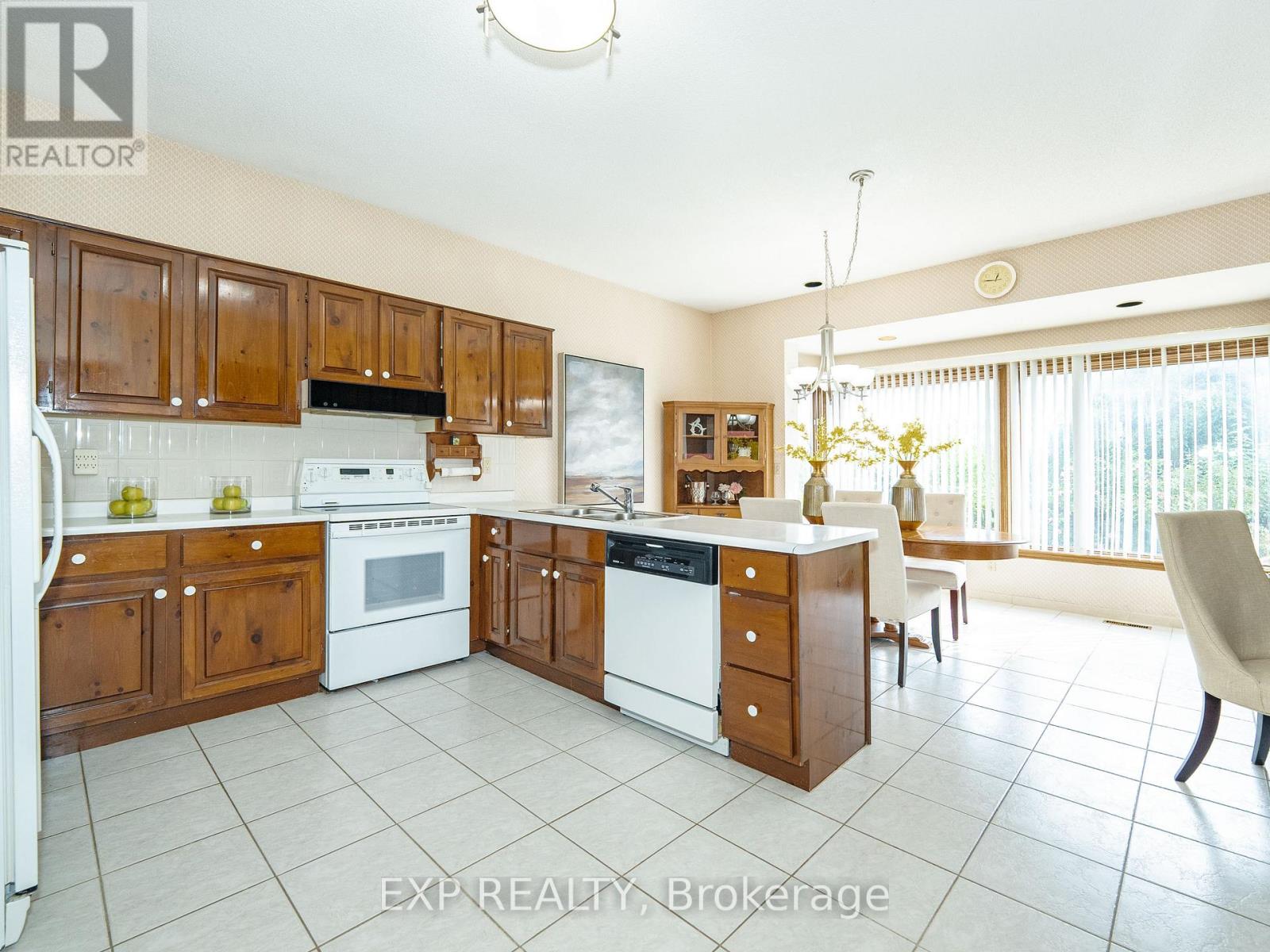 101 Leyburn Avenue, Richmond Hill, Ontario  L4C 0J6 - Photo 21 - N12592946