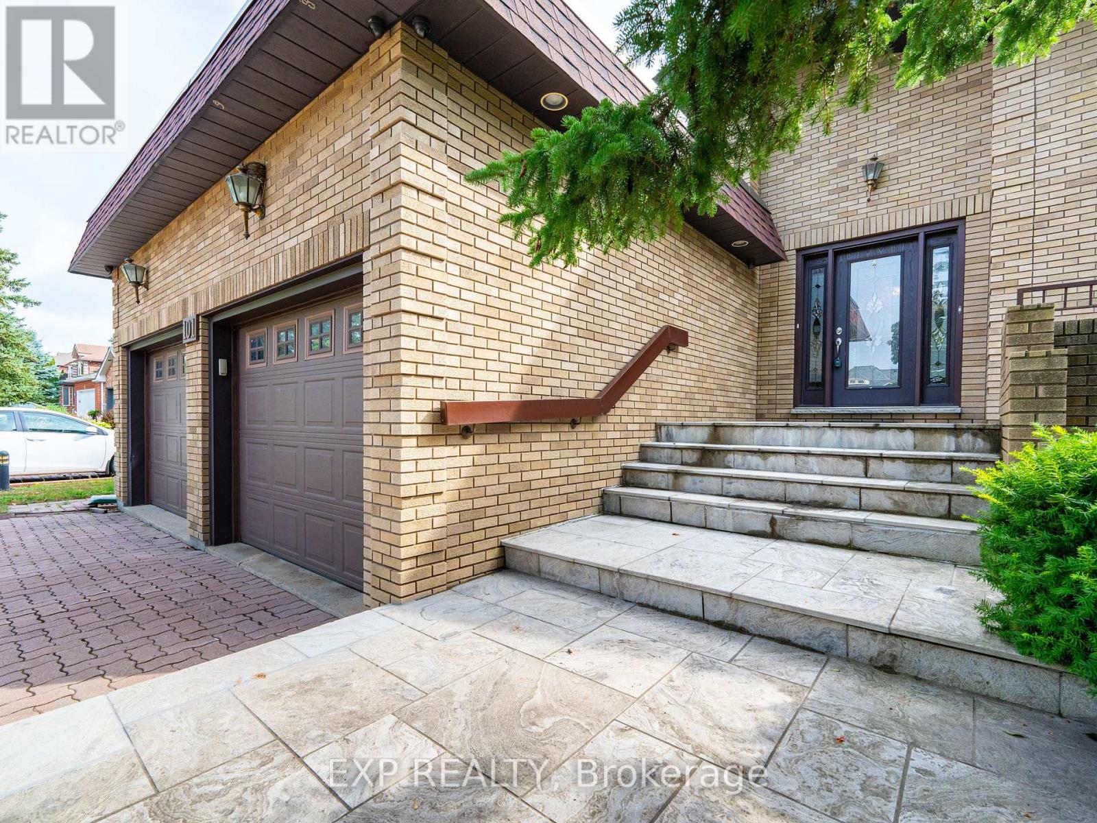 101 Leyburn Avenue, Richmond Hill, Ontario  L4C 0J6 - Photo 3 - N12592946