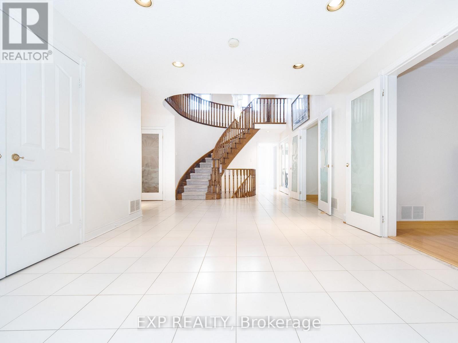 41 Montclair Road, Richmond Hill, Ontario  L4B 2S6 - Photo 4 - N12592948