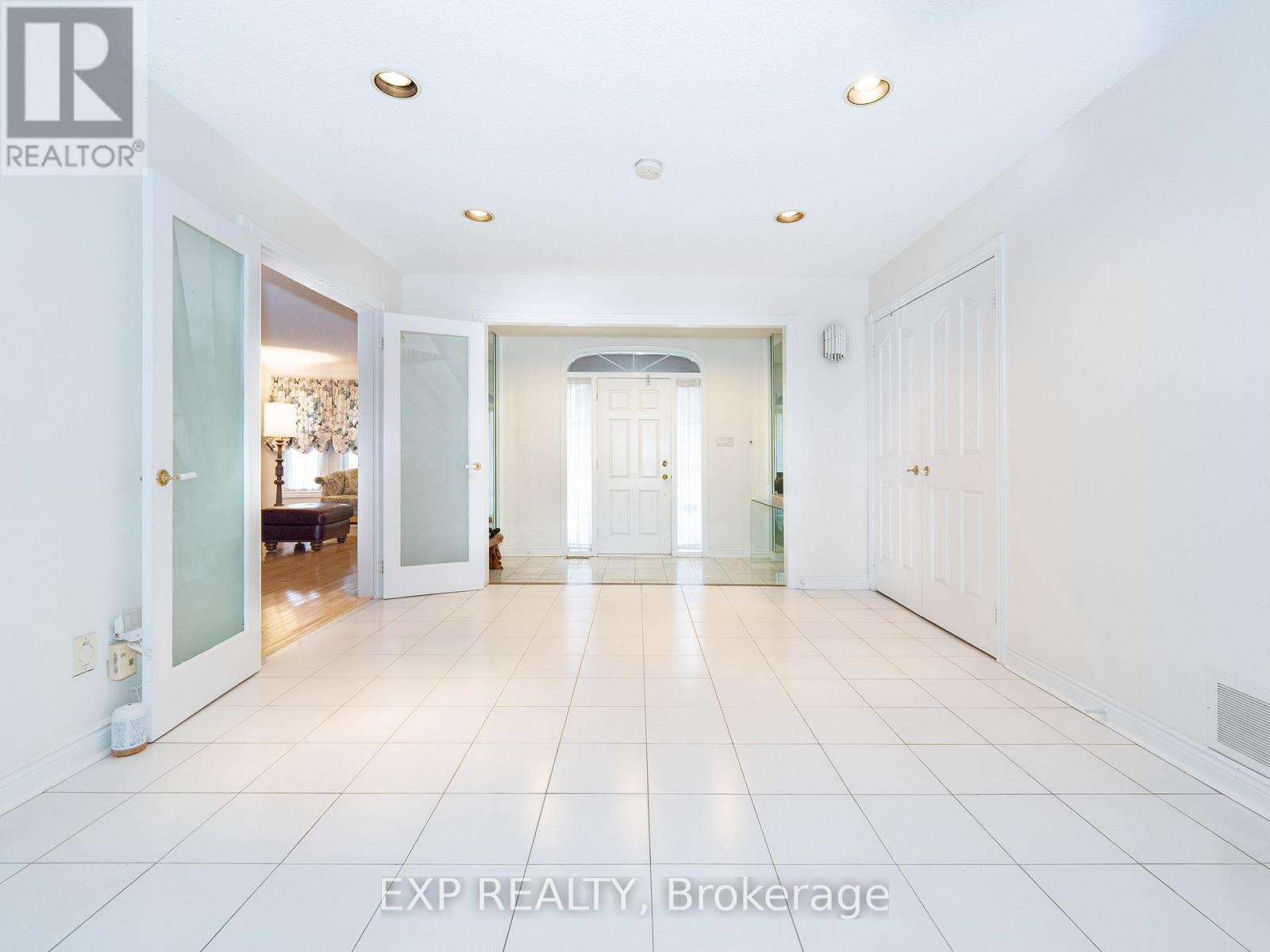 41 Montclair Road, Richmond Hill, Ontario  L4B 2S6 - Photo 5 - N12592948