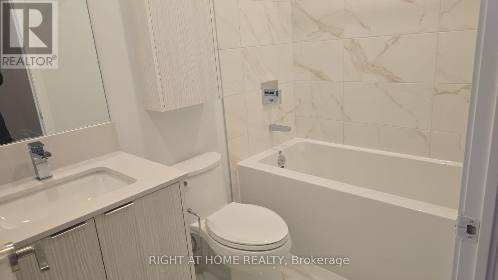 1105 - 430 Square One Drive, Mississauga, Ontario L5B 0L6 - Photo 12 - W12592918